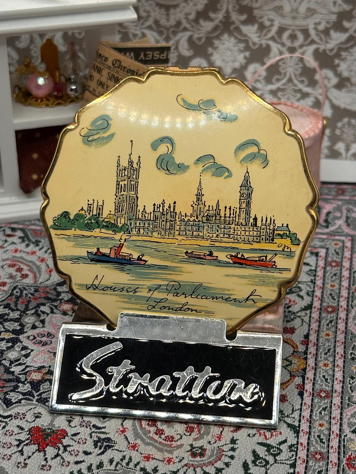 Vintage Stratton powder compact with floral design Collectable Stratton compact made in England Inside a vintage Stratton powder compact Stratton Convertible powder compact British vintage Stratton compact collection