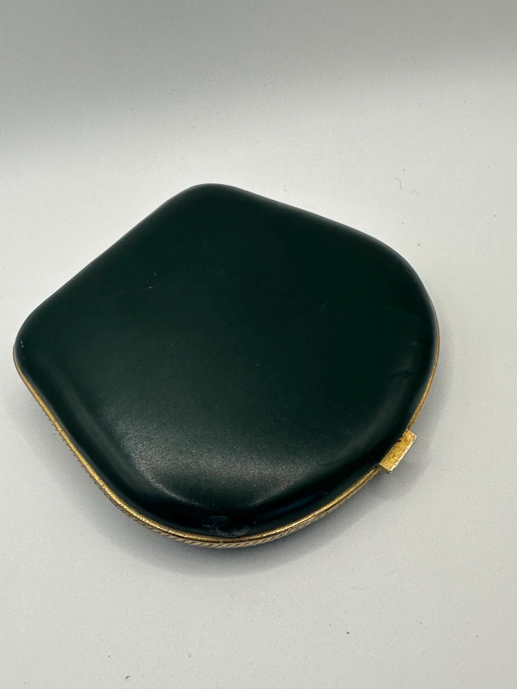 Vintage Green Leather & Gold-Tone Powder Compact – Mid-Century Vanity Accessory – Unmarked