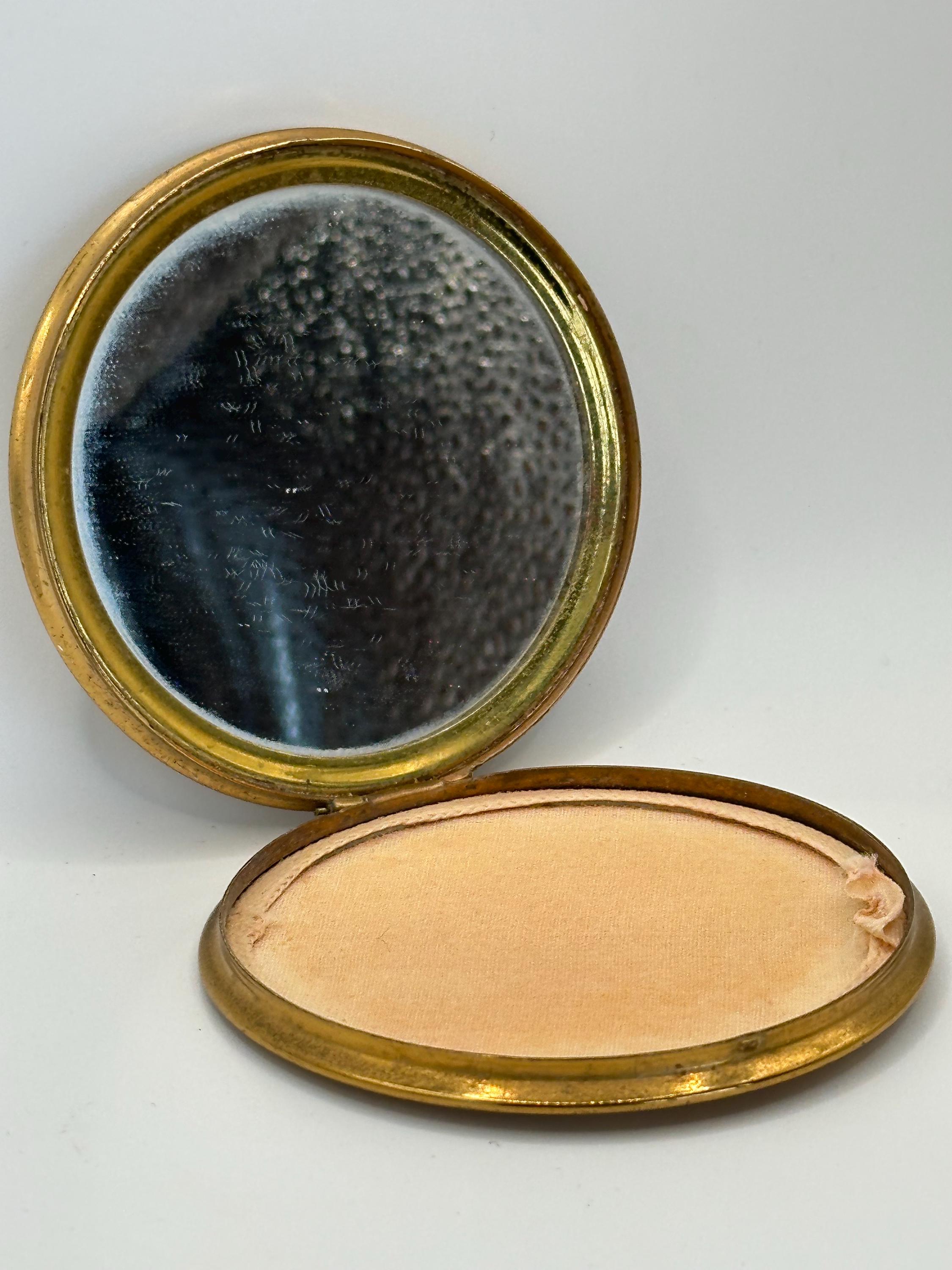 Vintage Mascot London Souvenir Powder Compact – Gold Tone, Embossed Landmarks, Made in England (8cm)