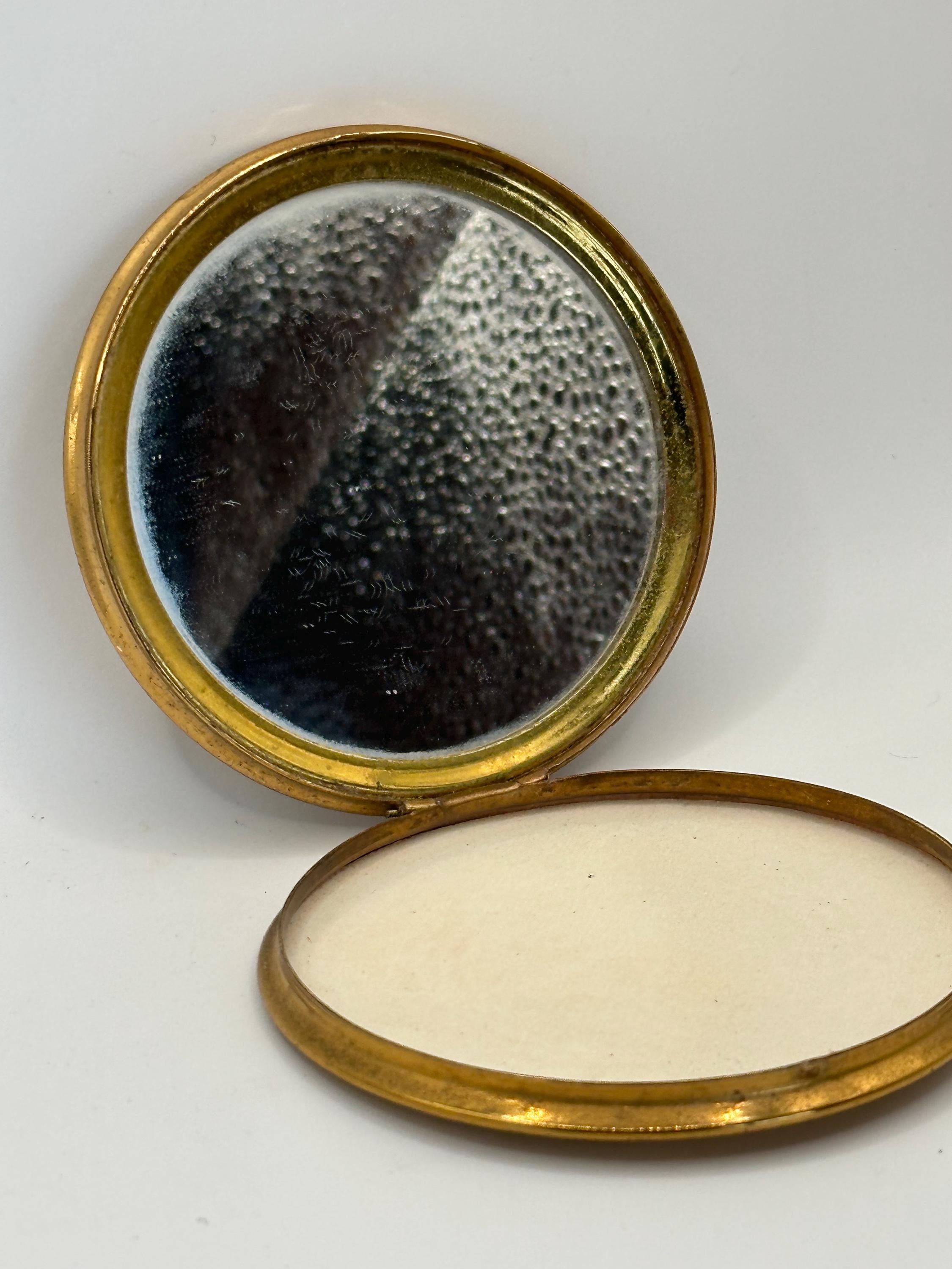 Vintage Mascot London Souvenir Powder Compact – Gold Tone, Embossed Landmarks, Made in England (8cm)