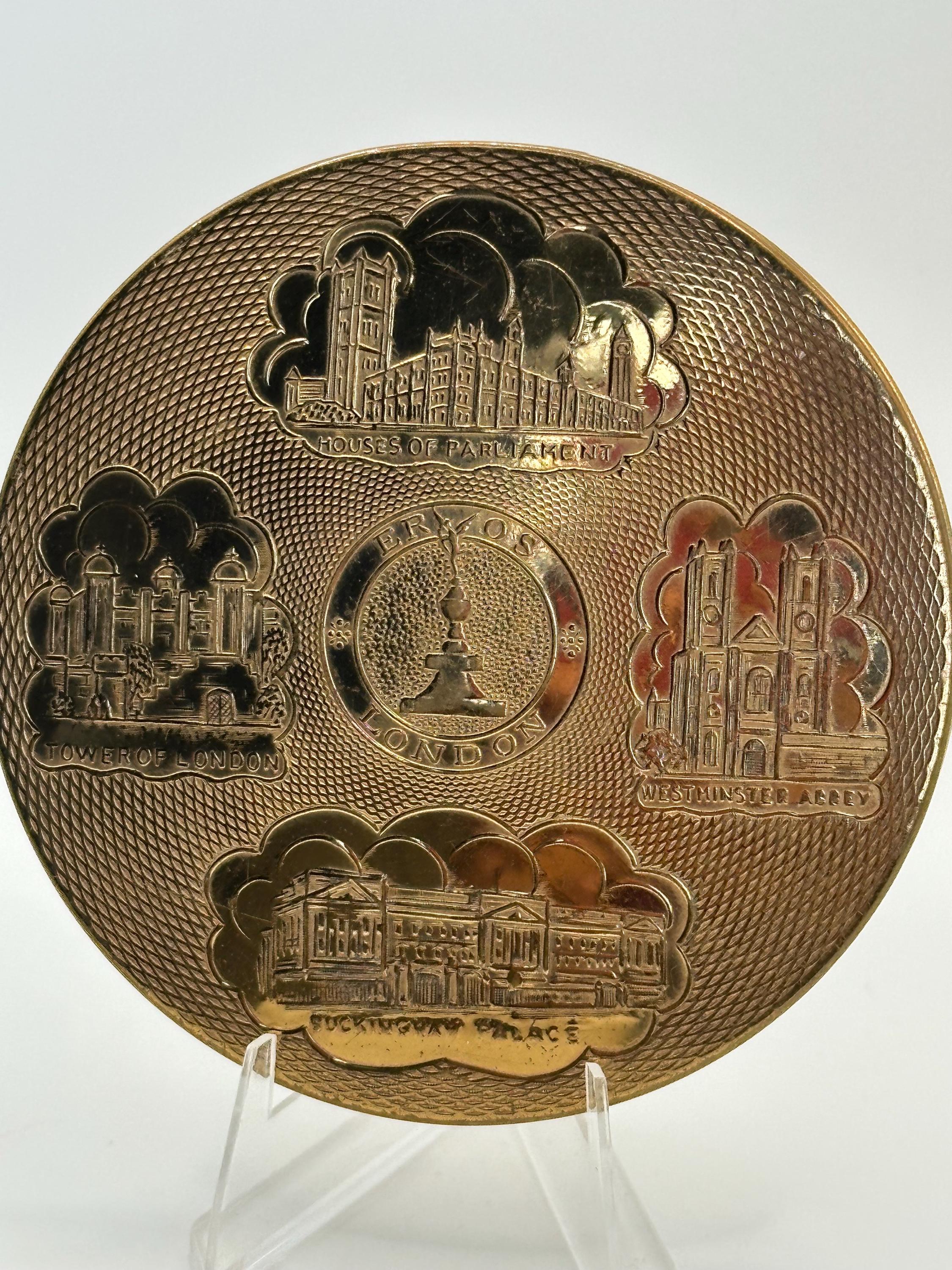 Vintage Mascot London Souvenir Powder Compact – Gold Tone, Embossed Landmarks, Made in England (8cm)