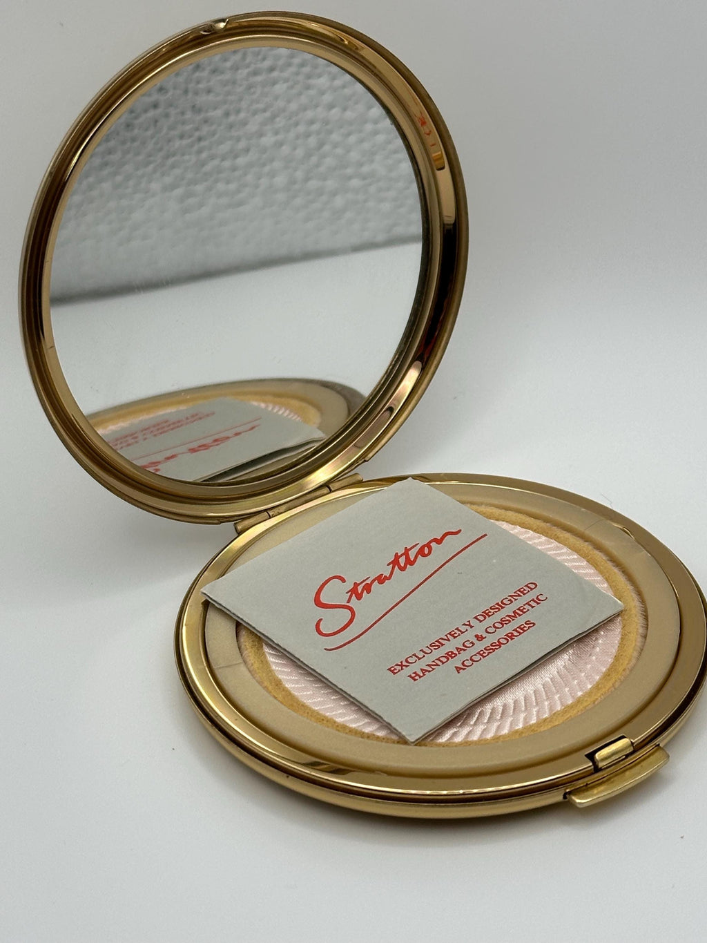 Vintage Stratton Powder Compact: Floral Wreath Bumblebee, Cream Enamel, England