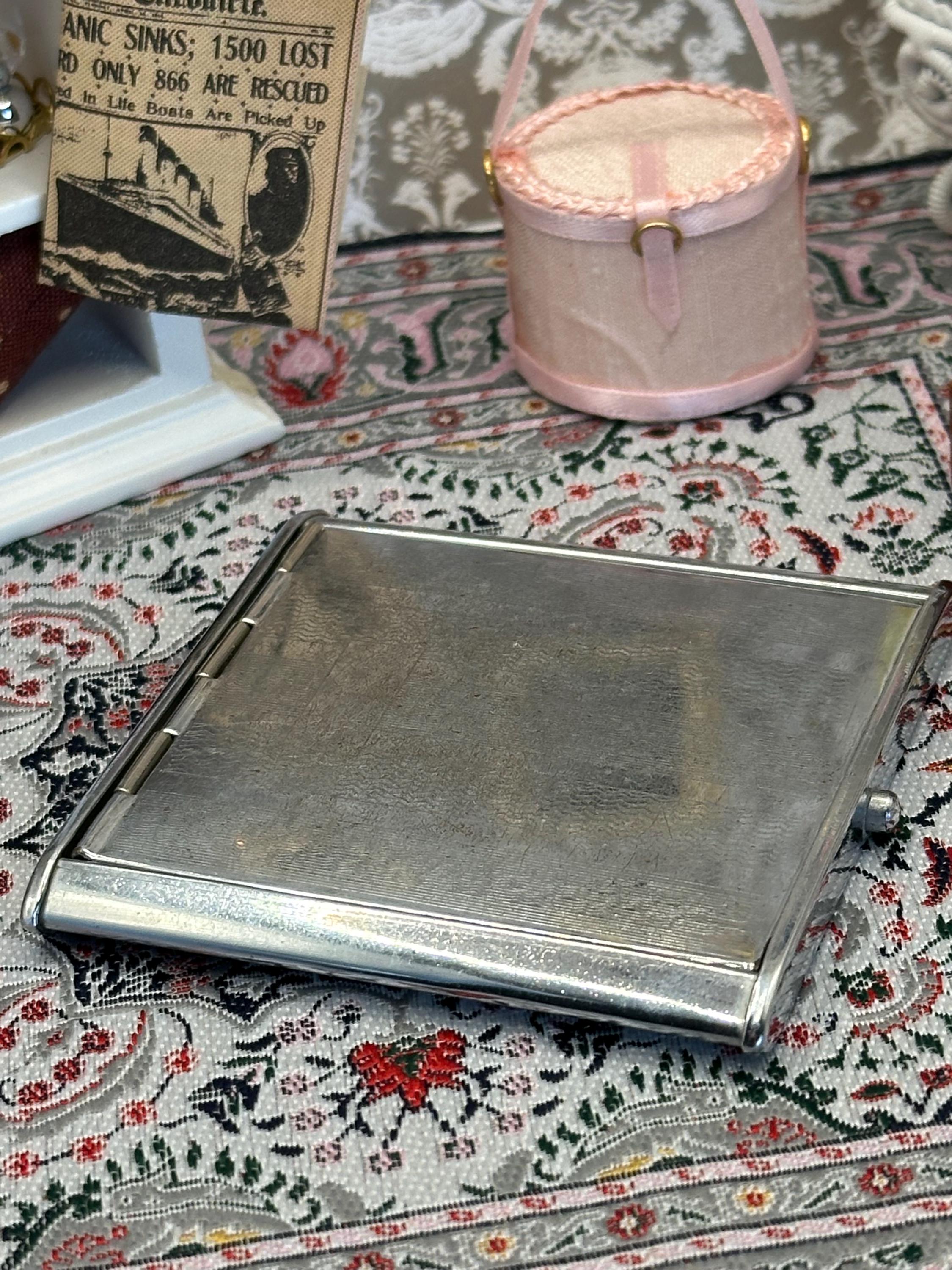 Elegant Vintage Art Deco Silver Powder Compact - Timeless Beauty