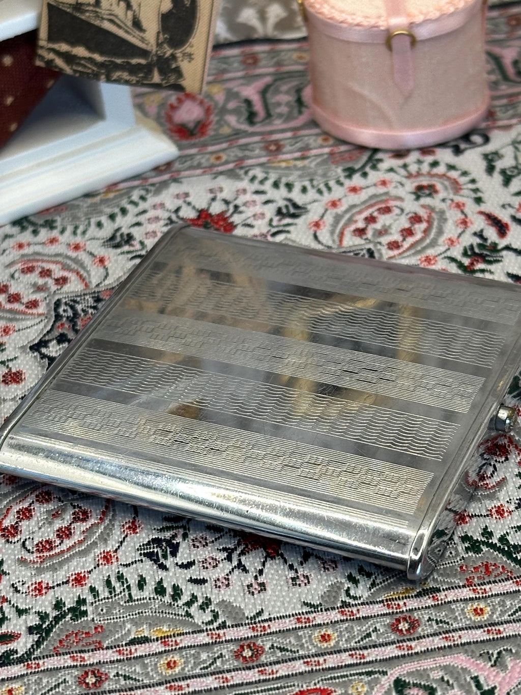 Elegant Vintage Art Deco Silver Powder Compact - Timeless Beauty