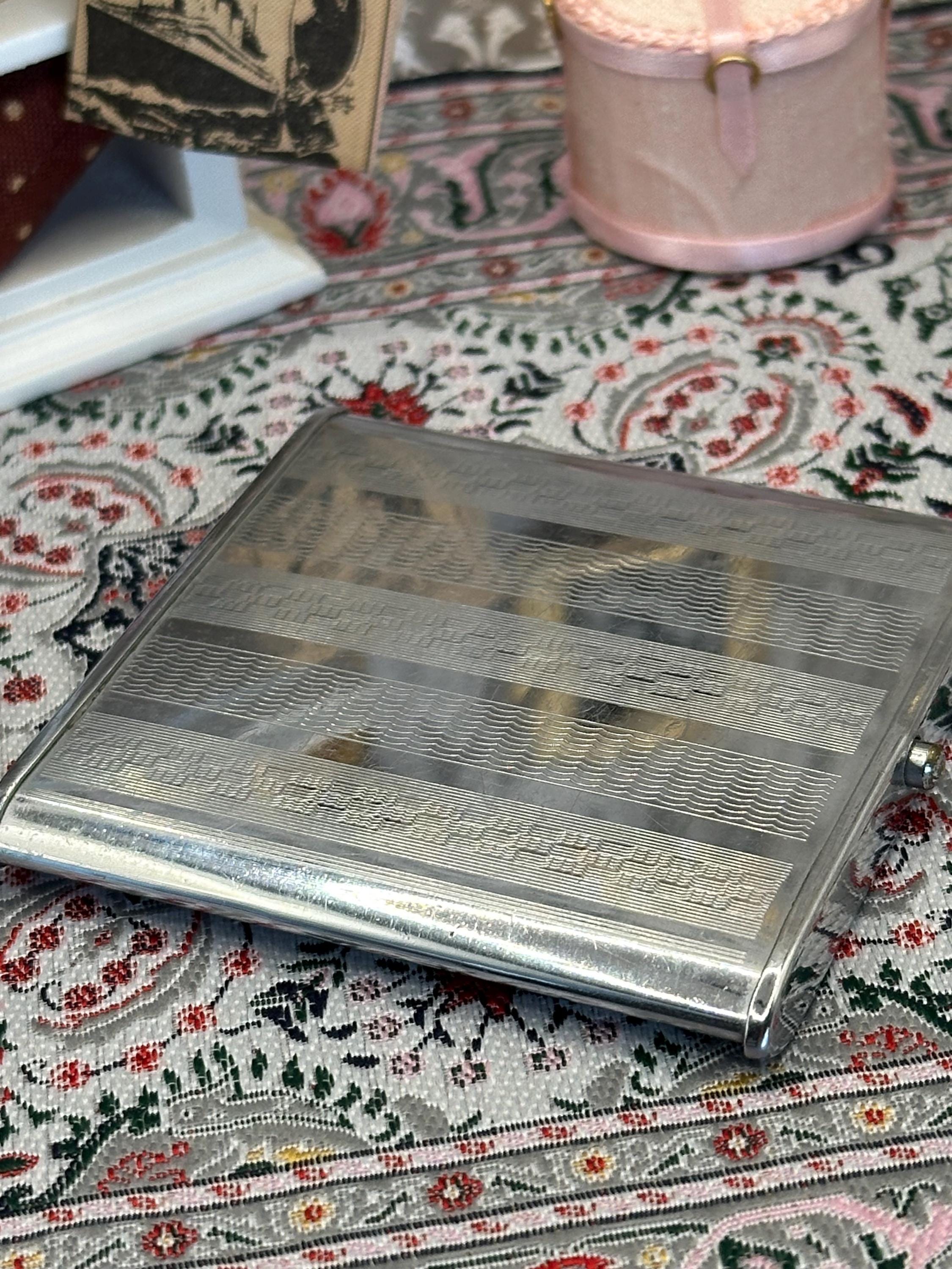 Elegant Vintage Art Deco Silver Powder Compact - Timeless Beauty
