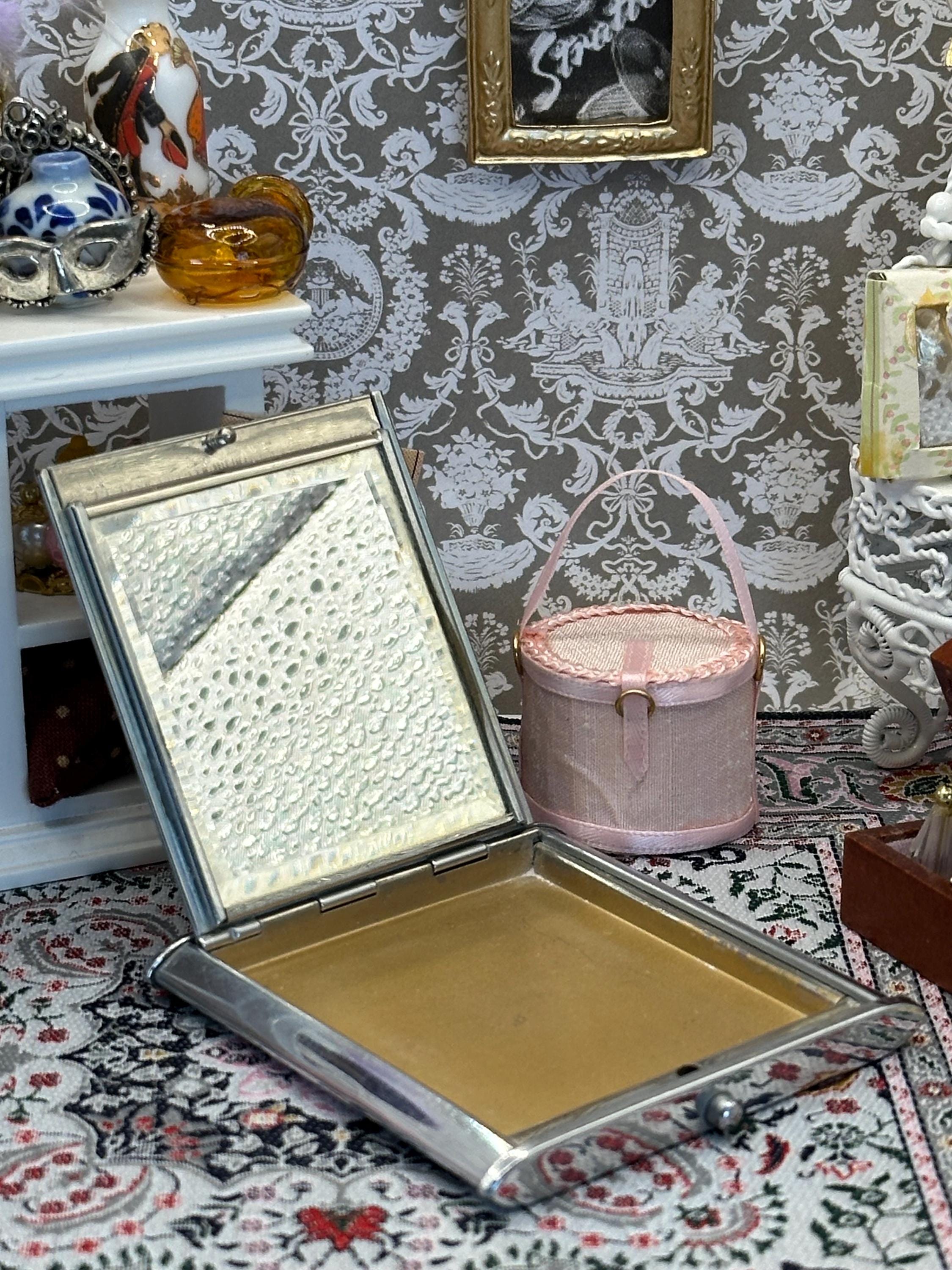 Elegant Vintage Art Deco Silver Powder Compact - Timeless Beauty