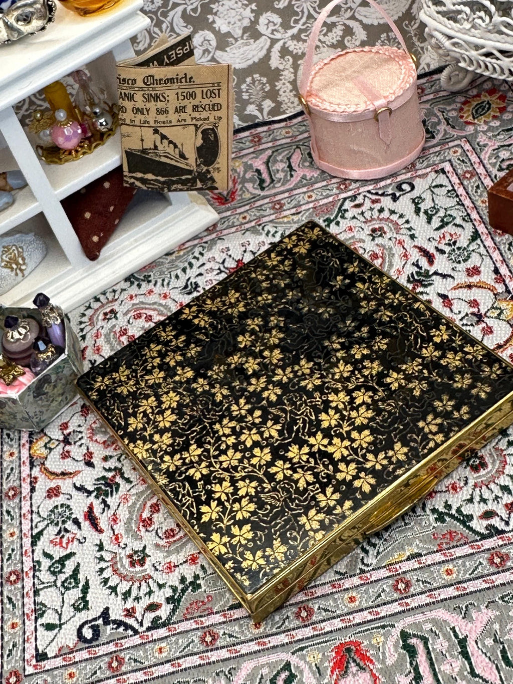 Vintage Le Rage Square Powder Compact – Black & Gold Floral, 7.5cm