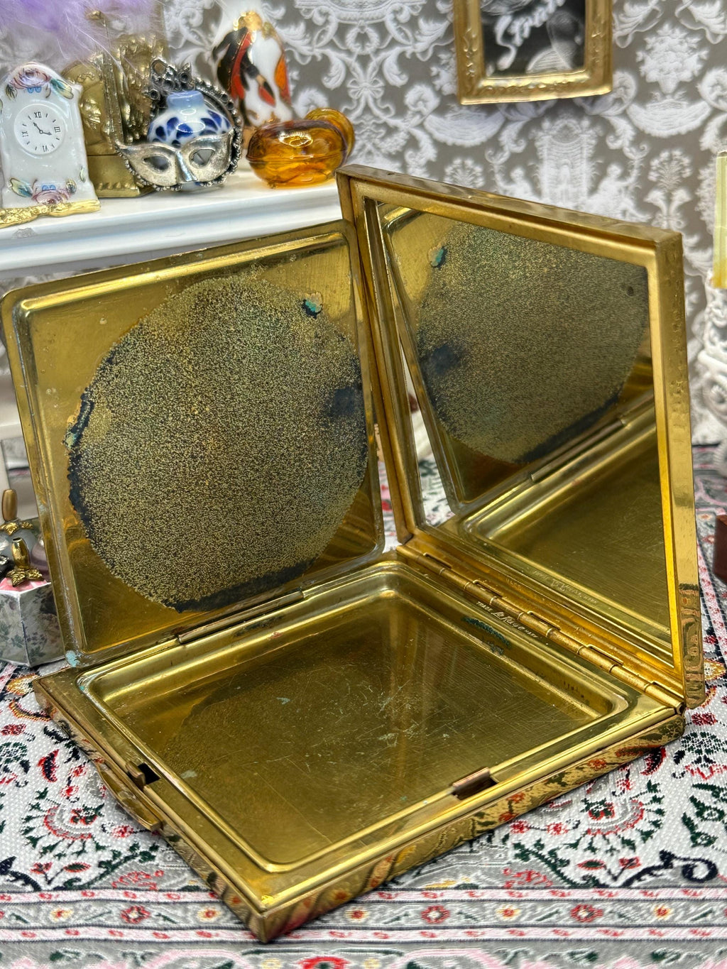 Vintage Le Rage Square Powder Compact – Black & Gold Floral, 7.5cm