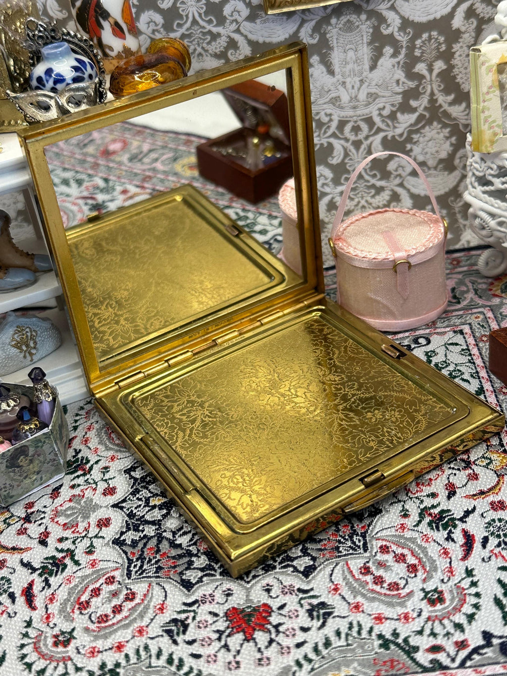 Vintage Le Rage Square Powder Compact – Black & Gold Floral, 7.5cm