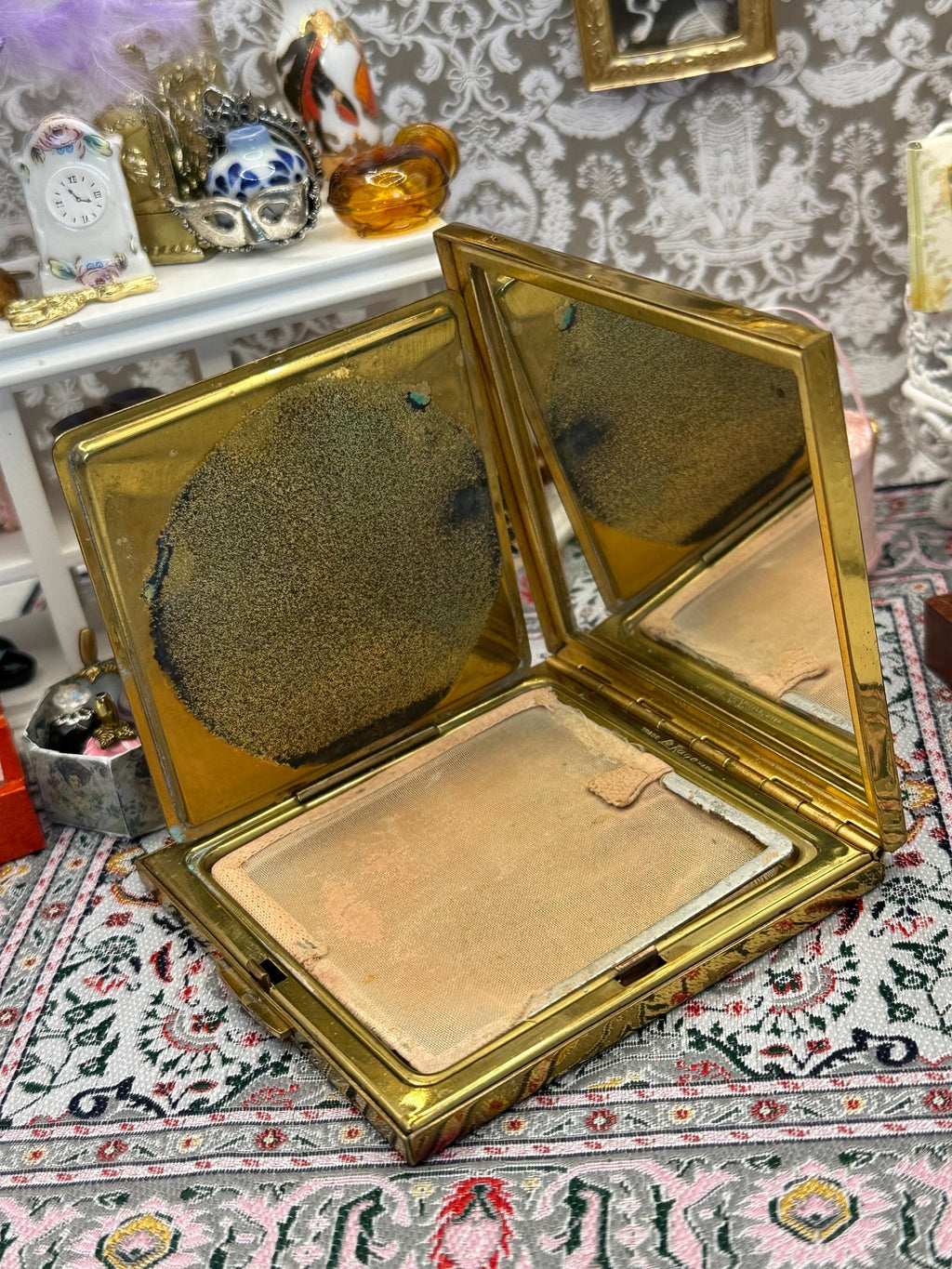 Vintage Le Rage Square Powder Compact – Black & Gold Floral, 7.5cm