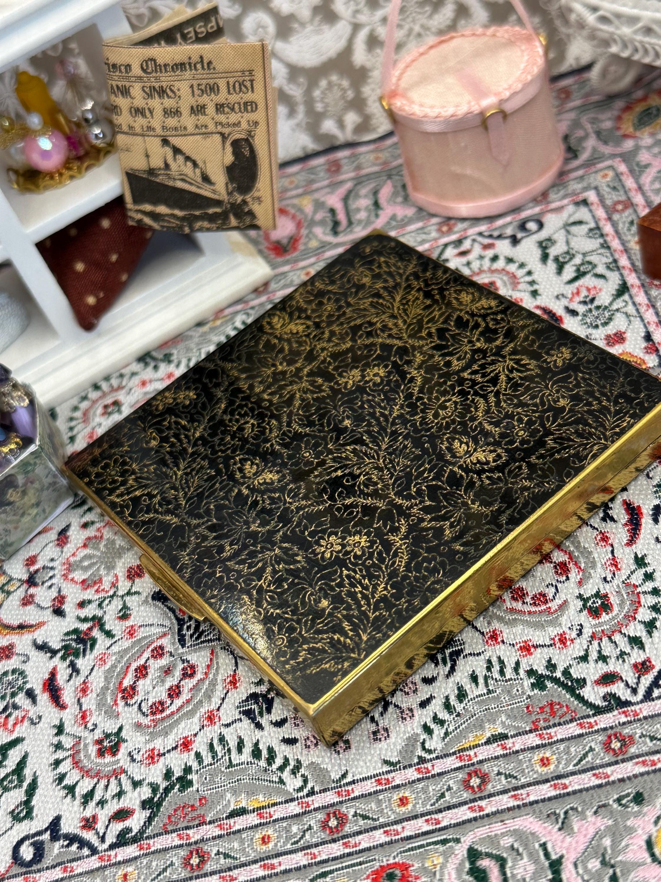 Vintage Le Rage Square Powder Compact – Black & Gold Floral, 7.5cm