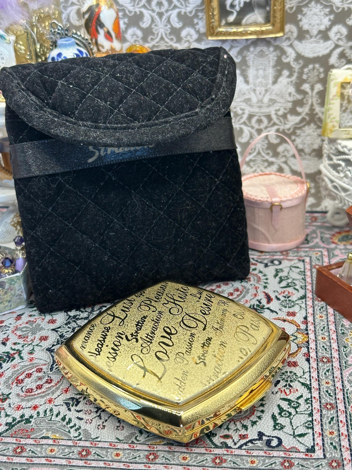 Immaculate Unused Stratton Powder Compact – Word Art Design, Original Padded Pouch