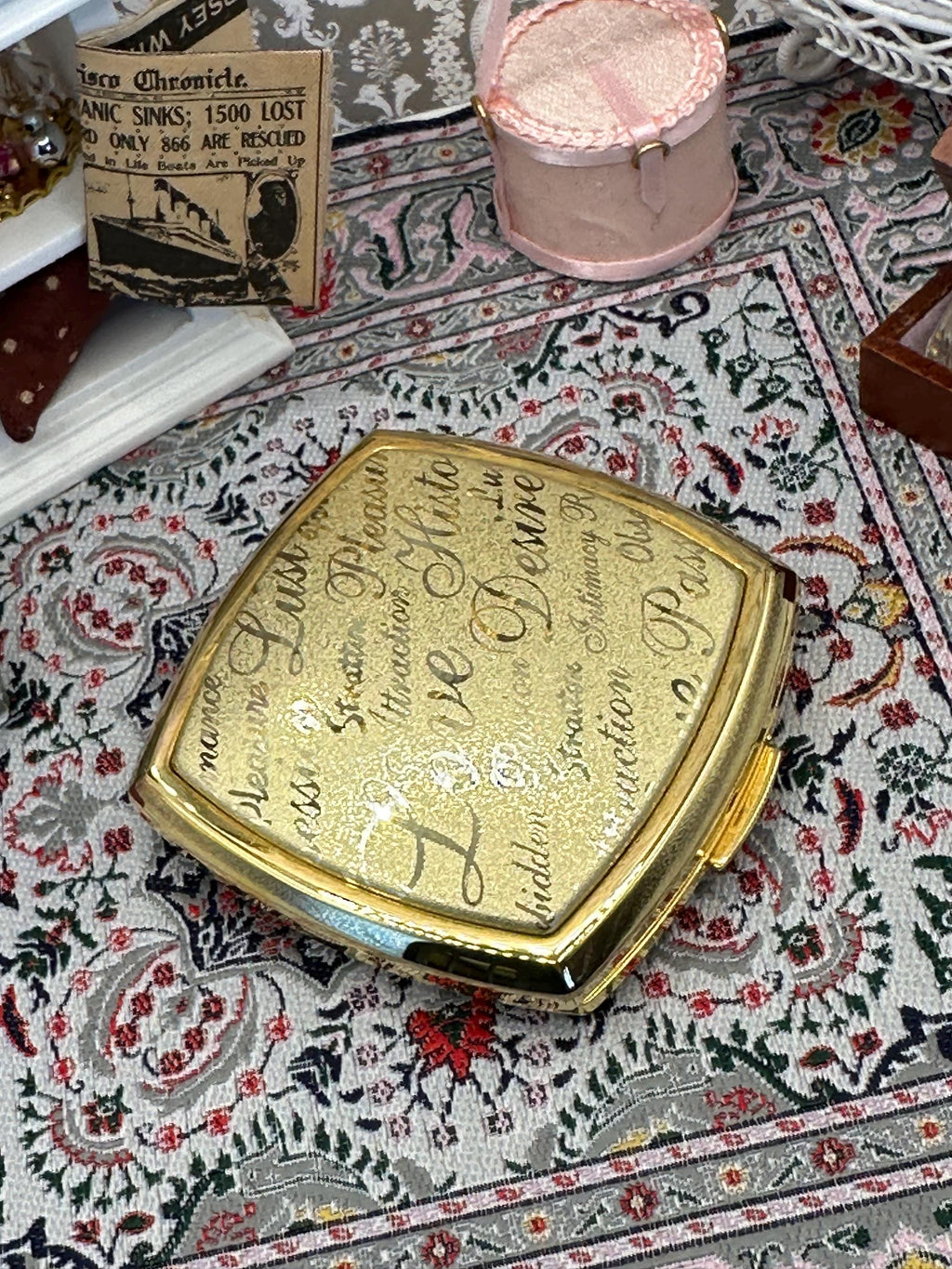 Immaculate Unused Stratton Powder Compact – Word Art Design, Original Padded Pouch