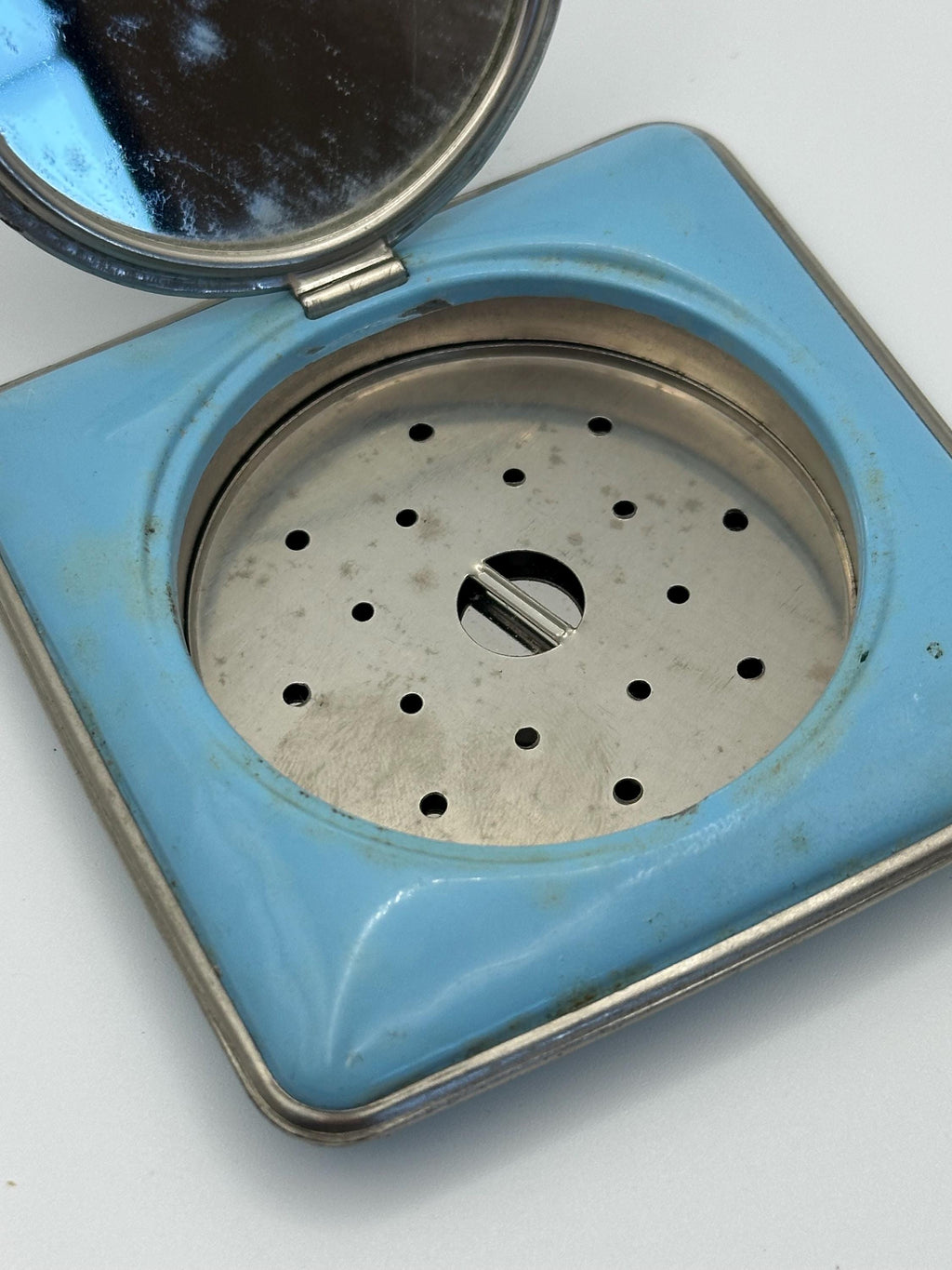 1940s Statue of Liberty Blue Enamel Powder Compact with Metal Sifter – Vintage American Souvenir