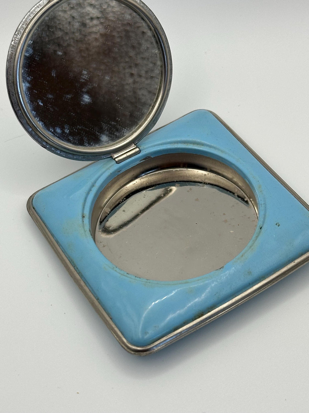 1940s Statue of Liberty Blue Enamel Powder Compact with Metal Sifter – Vintage American Souvenir