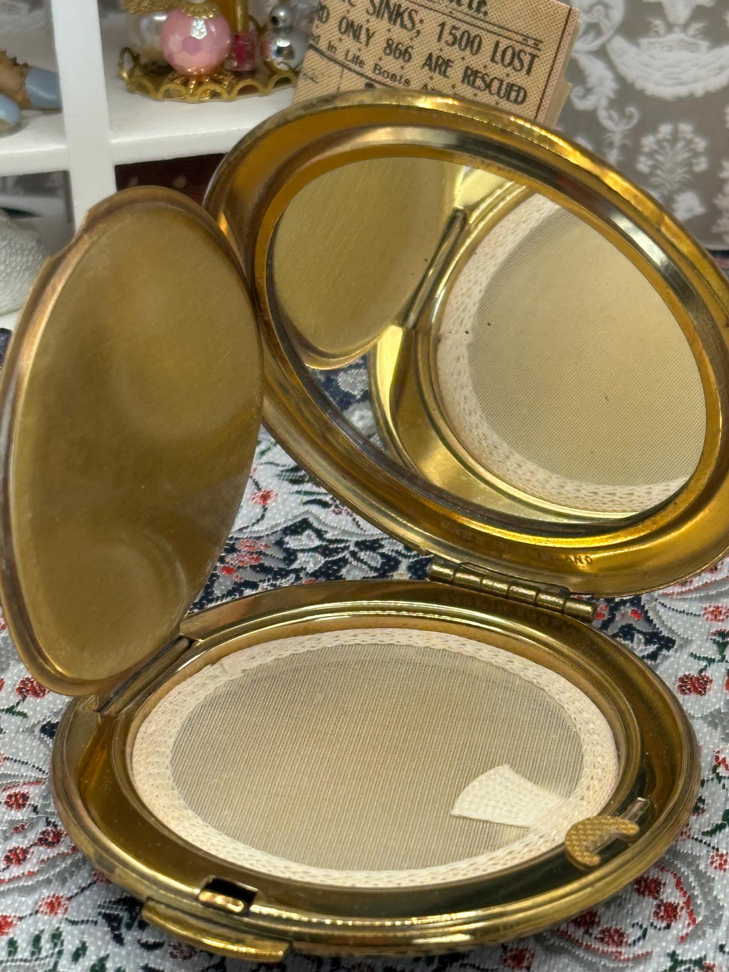 Vintage Kigu Gold-Tone Cartouche Powder Compact – 6.5cm Diameter