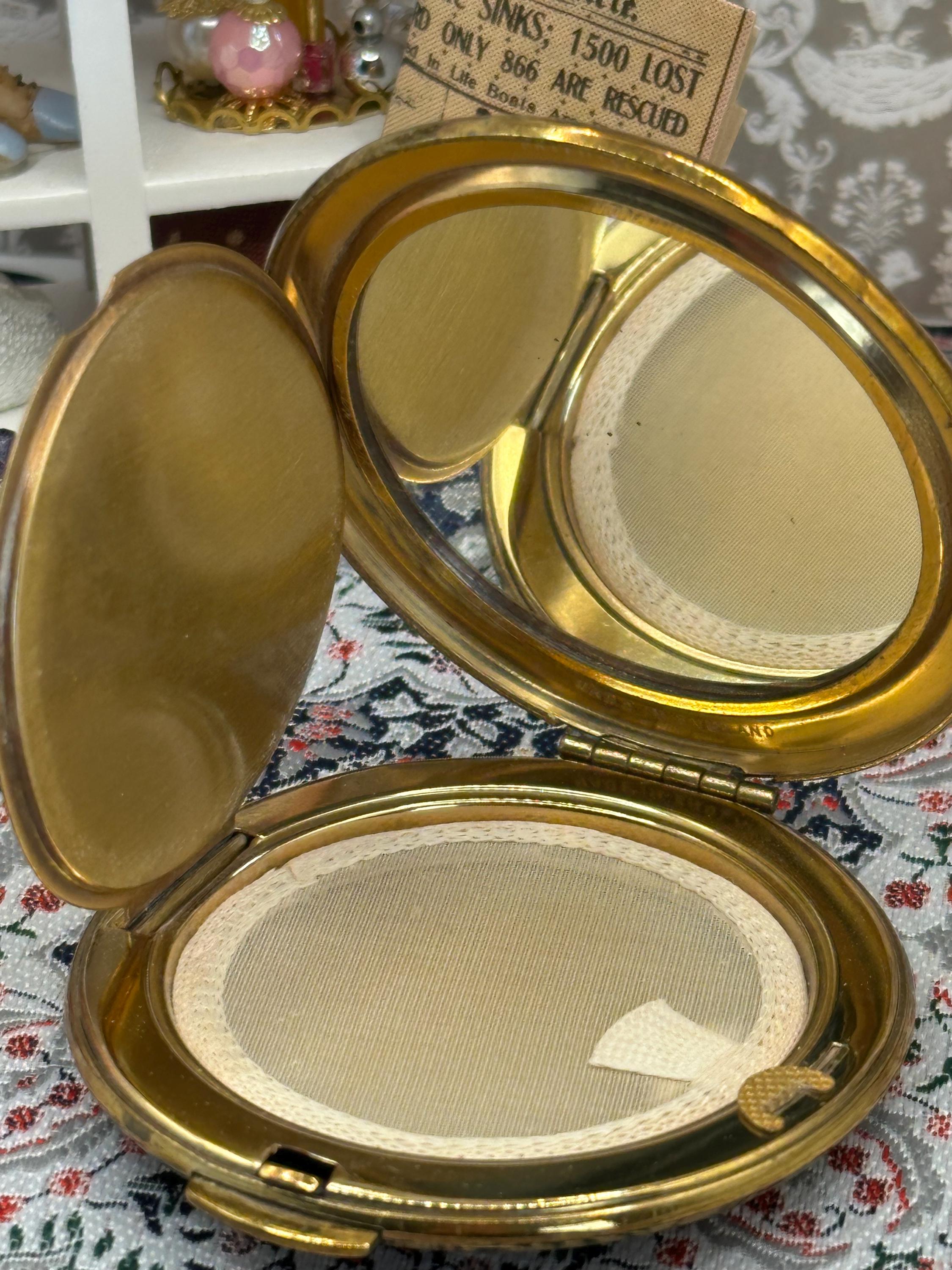 Vintage Kigu Gold-Tone Cartouche Powder Compact – 6.5cm Diameter