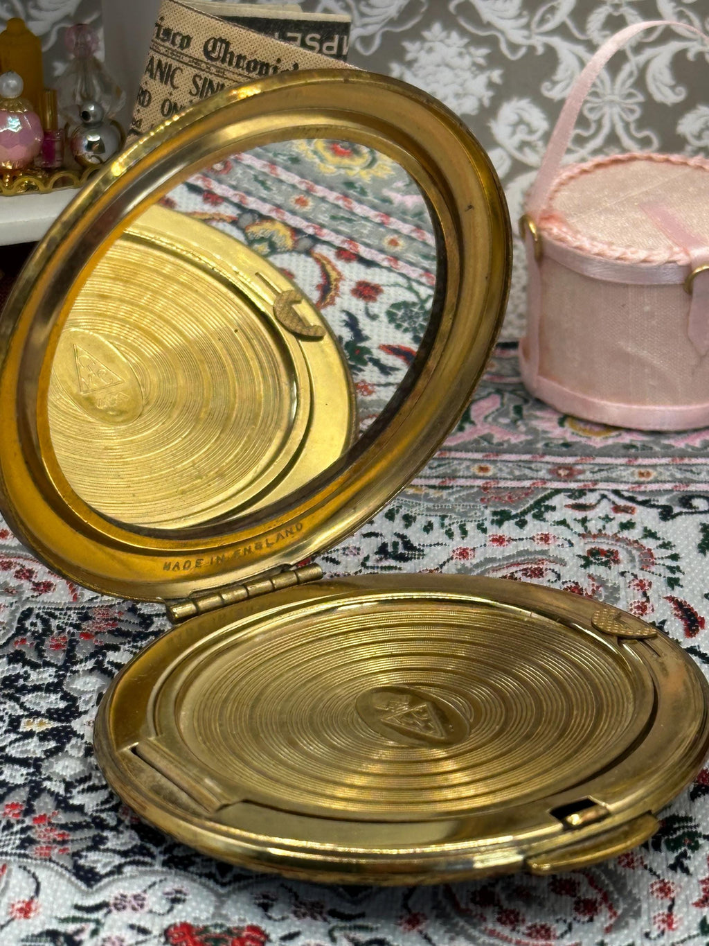 Vintage Kigu Gold-Tone Cartouche Powder Compact – 6.5cm Diameter