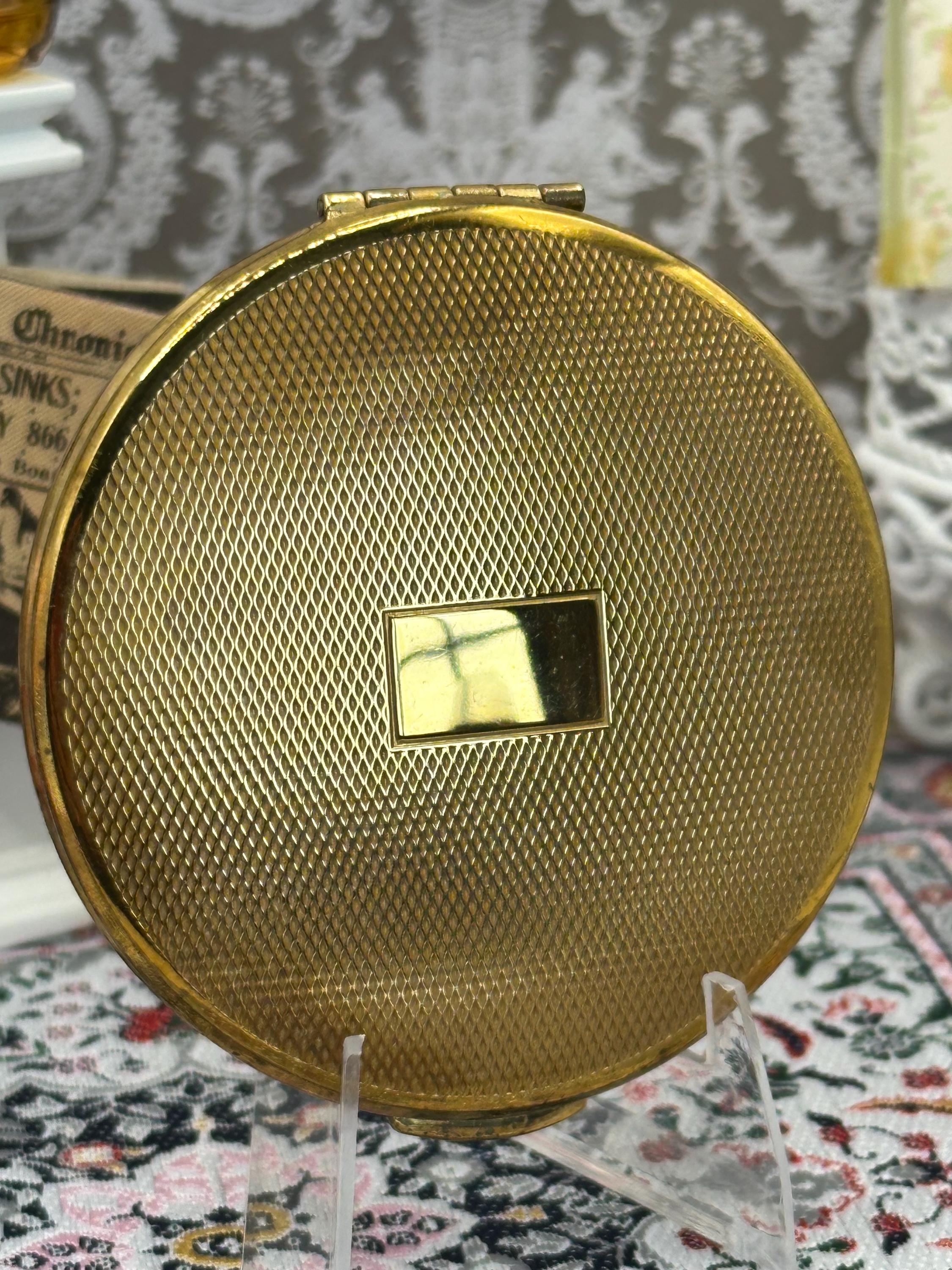 Vintage Kigu Gold-Tone Cartouche Powder Compact – 6.5cm Diameter