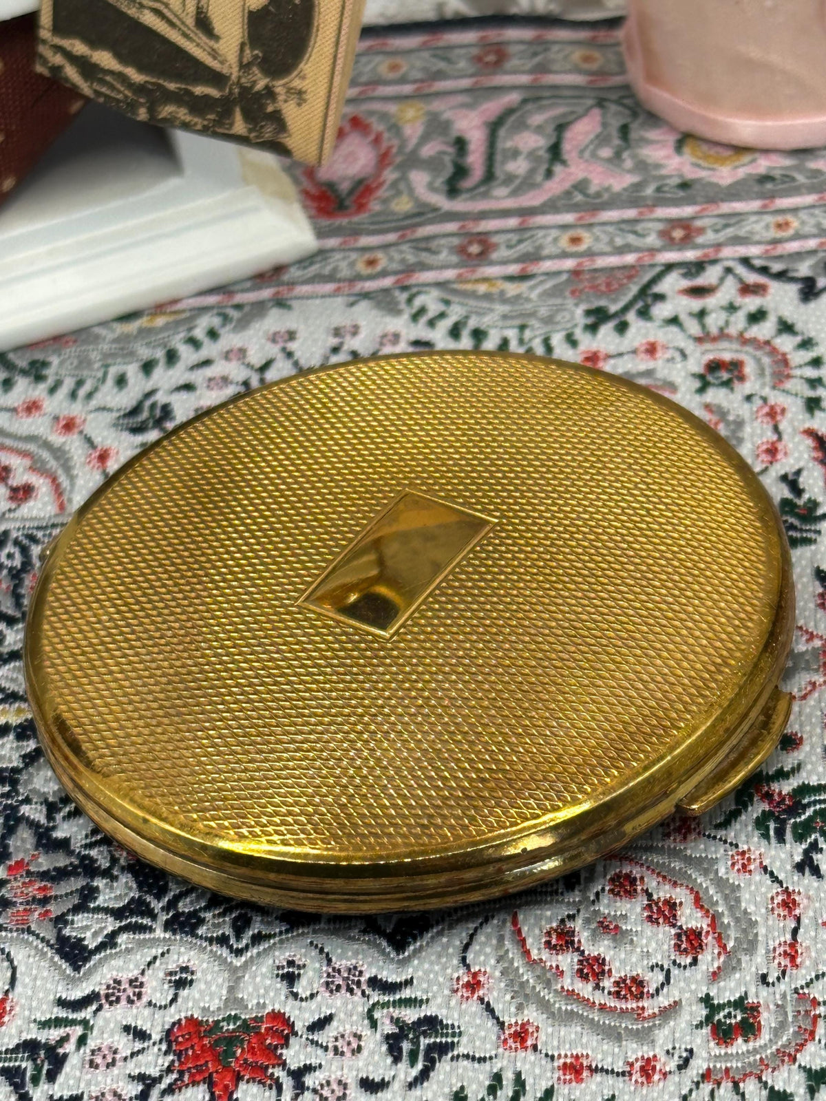 Vintage Kigu Gold-Tone Cartouche Powder Compact – 6.5cm Diameter