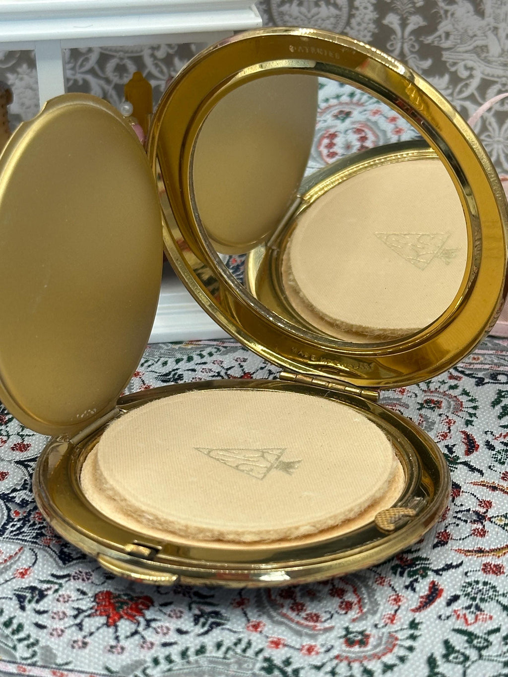 Vintage Kigu of London Powder Compact | Lace & Floral Enamel Design | 7.5cm | Made in England