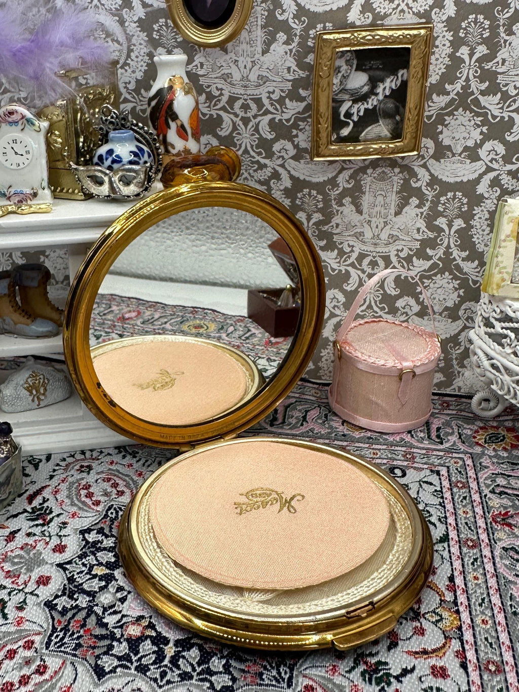Vintage Mascot Powder Compact – 8cm Gold-Tone Heart Floral Design Original Box