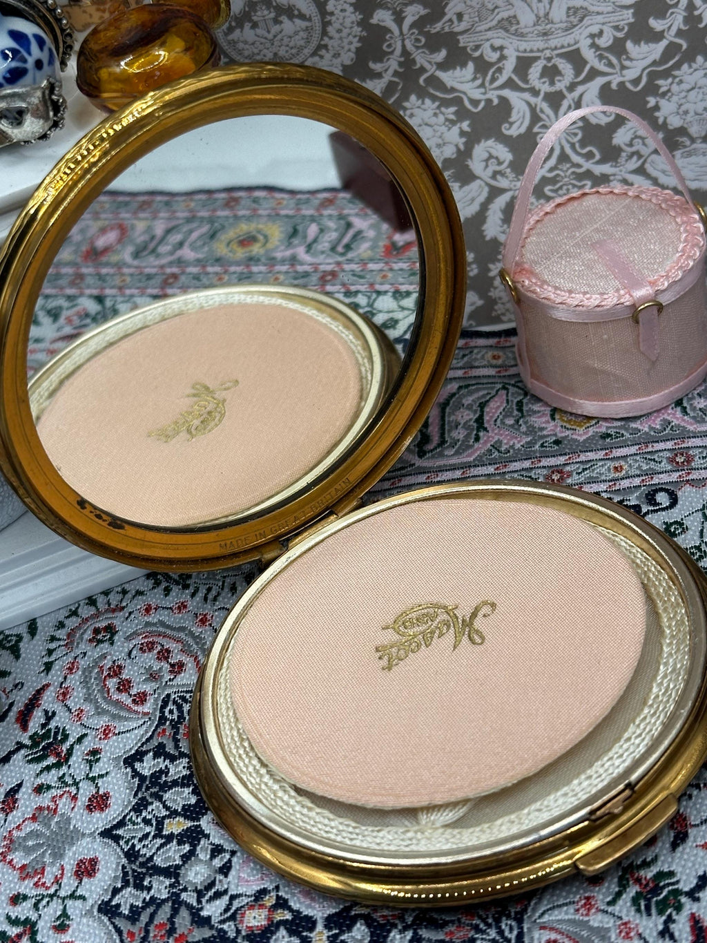 Vintage Mascot Powder Compact – 8cm Gold-Tone Heart Floral Design Original Box
