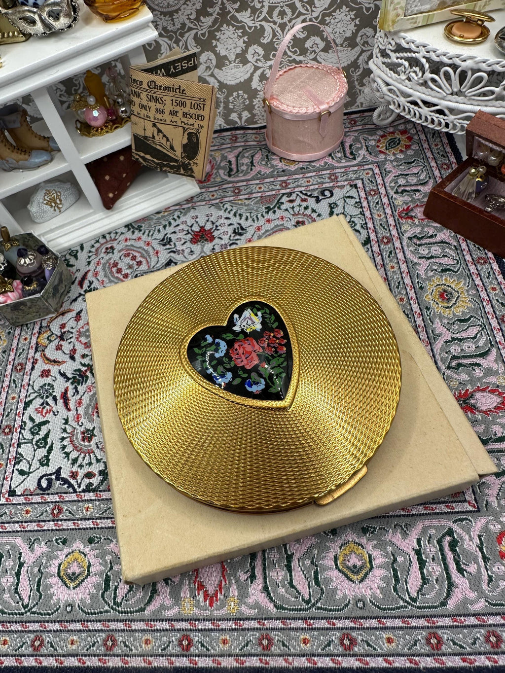 Vintage Mascot Powder Compact – 8cm Gold-Tone Heart Floral Design Original Box