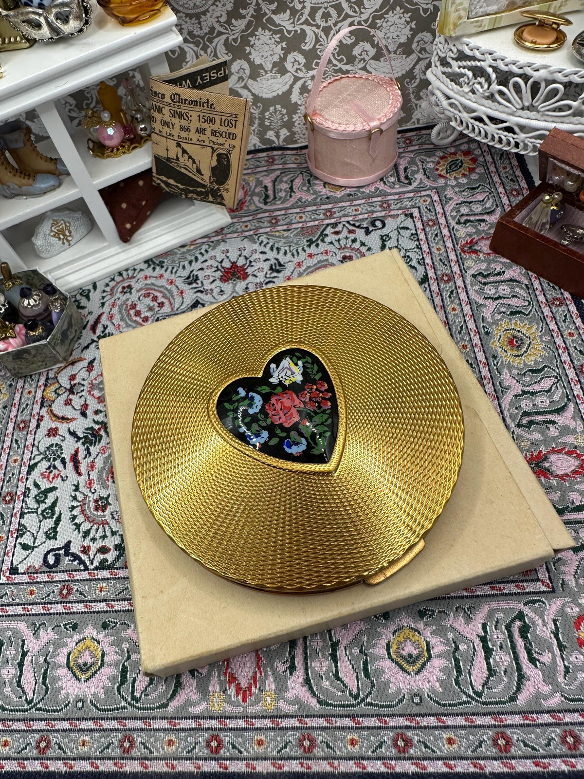 Vintage Mascot Powder Compact – 8cm Gold-Tone Heart Floral Design Original Box