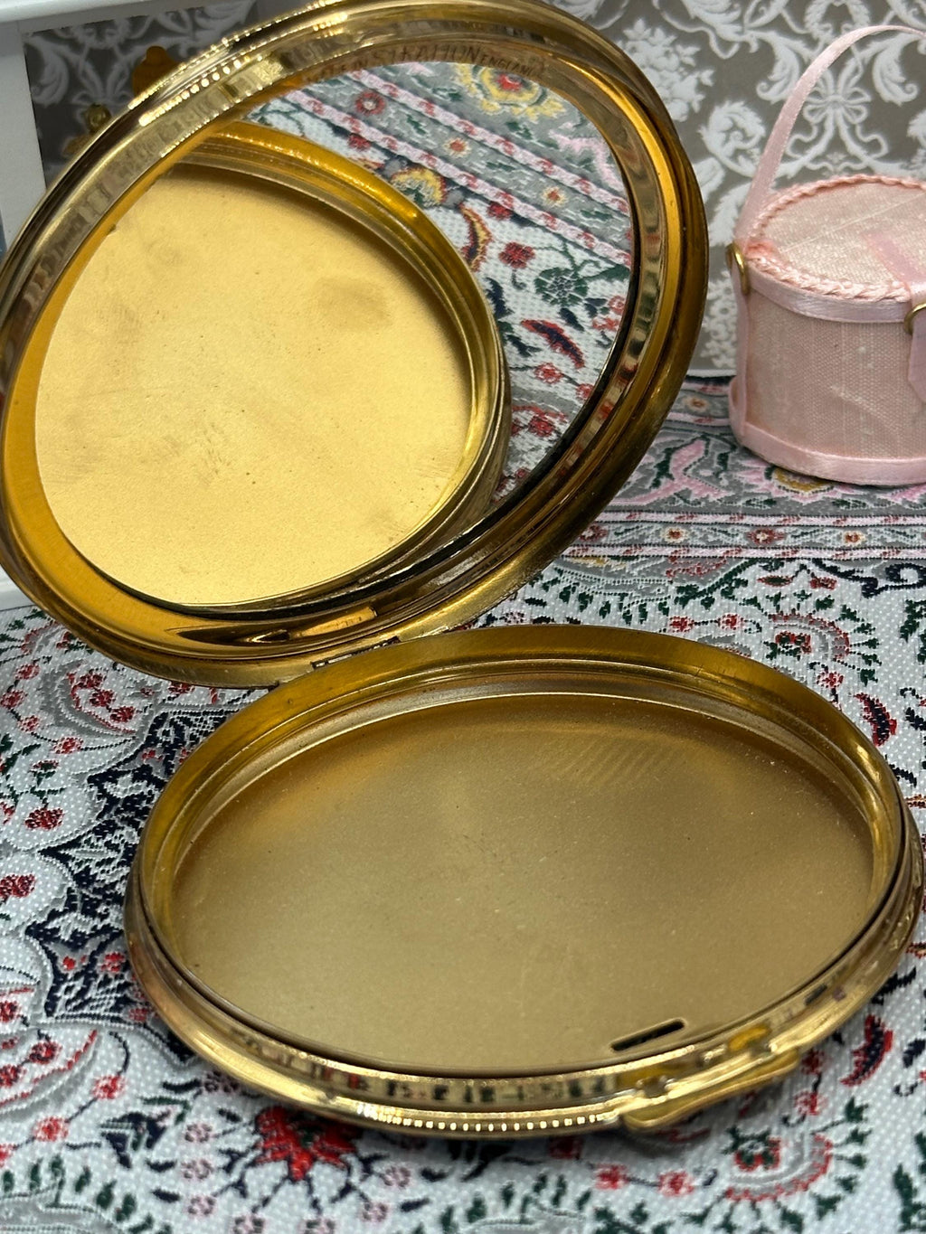 Vintage Stratton Powder Compact – 7.5cm Morris Car Badge, Gold-Tone, 1960s