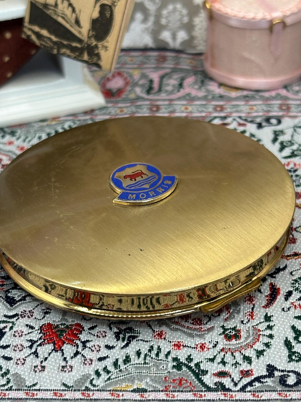 Vintage Stratton Powder Compact – 7.5cm Morris Car Badge, Gold-Tone, 1960s