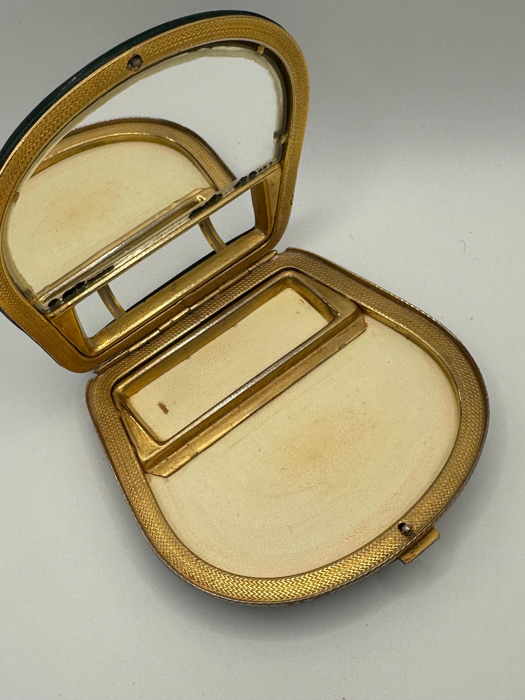 Vintage Green Leather & Gold-Tone Powder Compact – Mid-Century Vanity Accessory – Unmarked