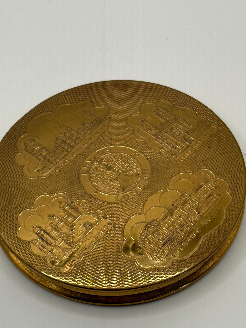 Vintage Mascot London Souvenir Powder Compact – Gold Tone, Embossed Landmarks, Made in England (8cm)