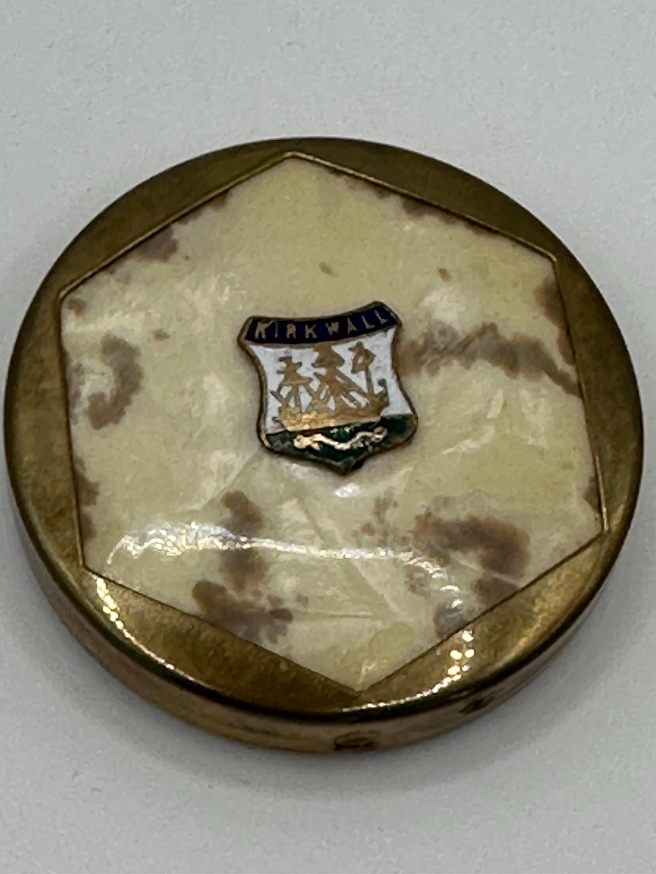 Vintage Kirkwall Souvenir Powder Compact – Marbled Enamel, Crest, with Rachel Puff (5.5cm)