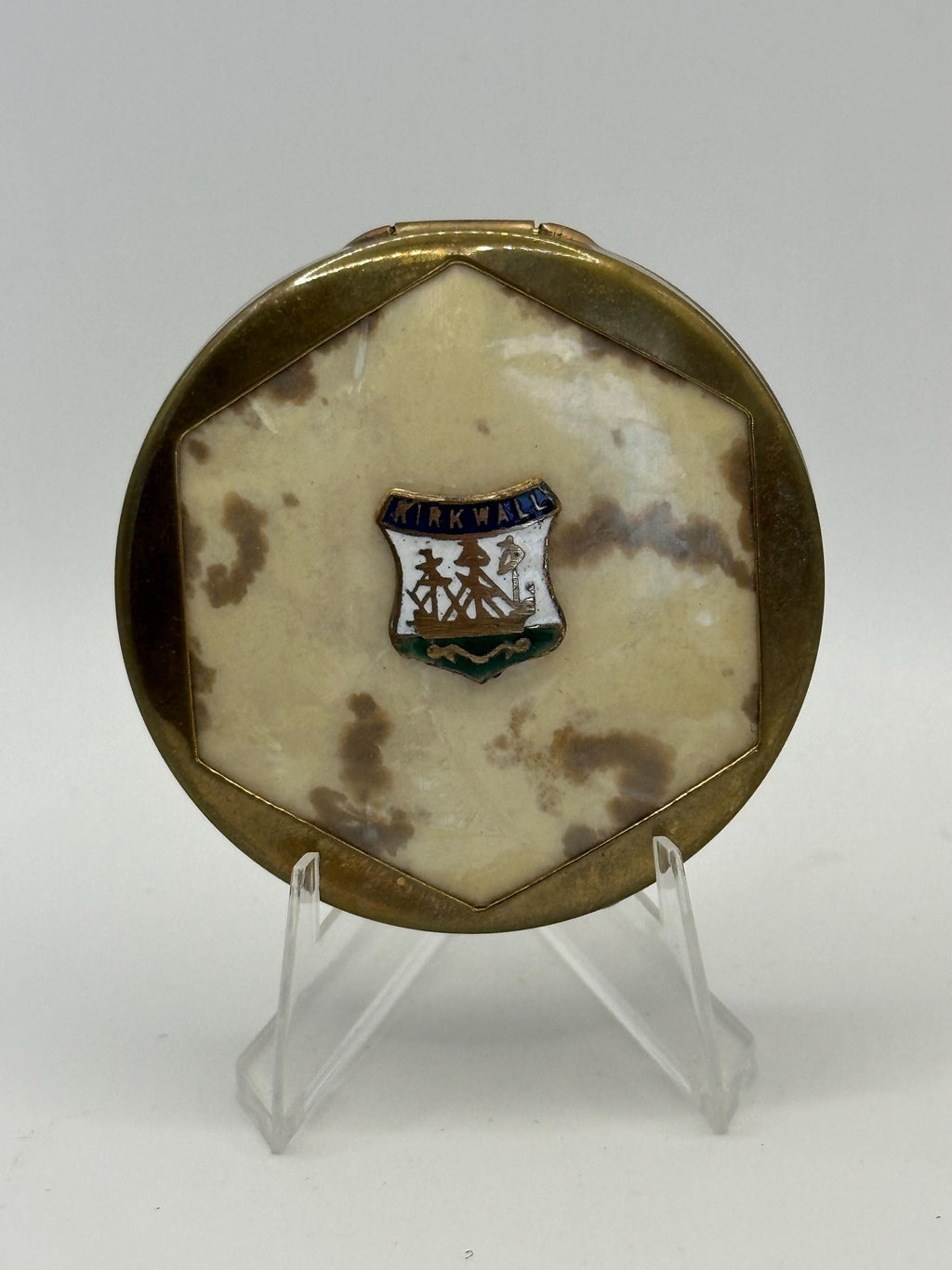 Vintage Kirkwall Souvenir Powder Compact – Marbled Enamel, Crest, with Rachel Puff (5.5cm)