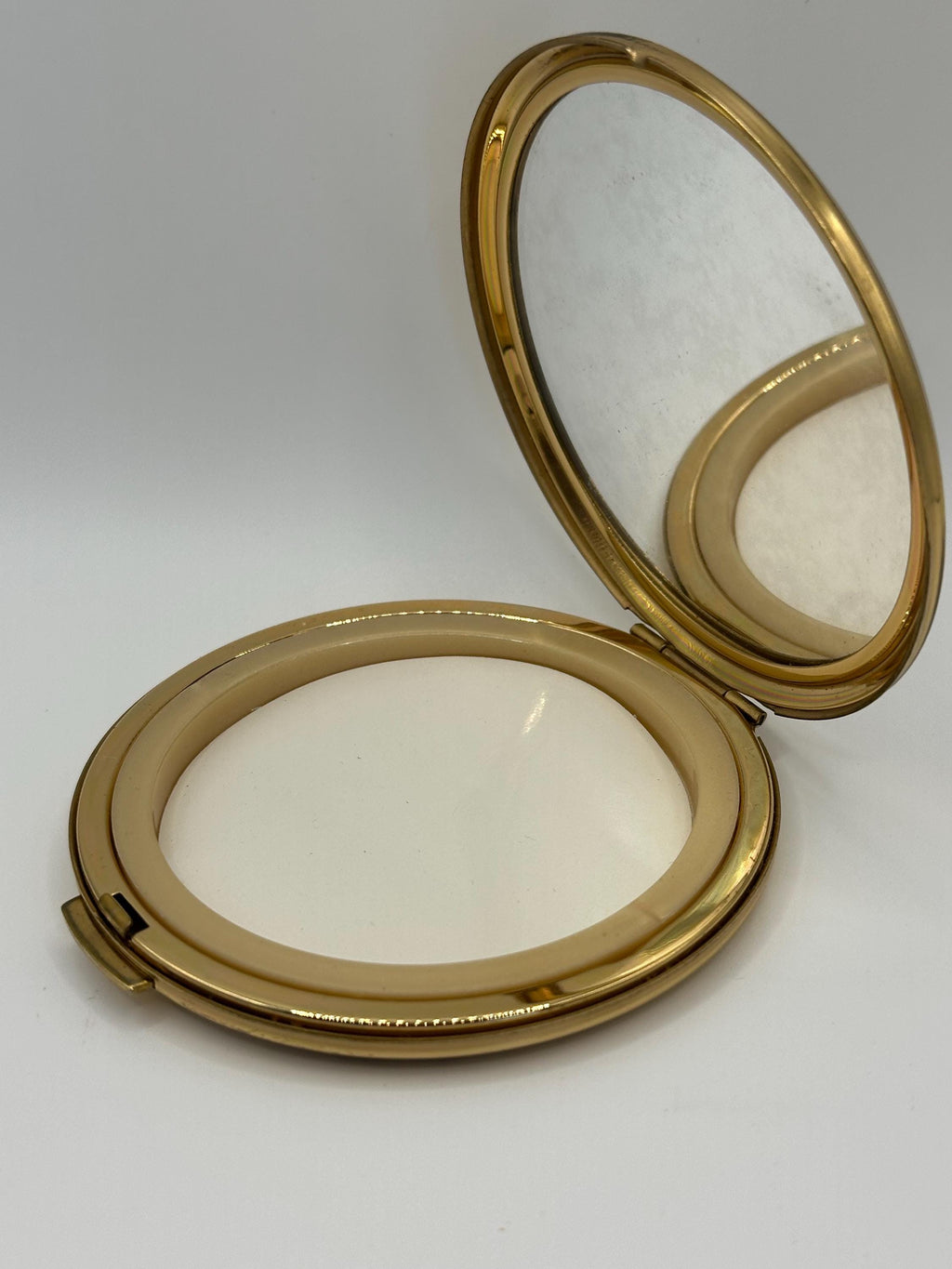 Vintage Stratton Powder Compact – 7cm – Porcelain Rose & Butterfly Design