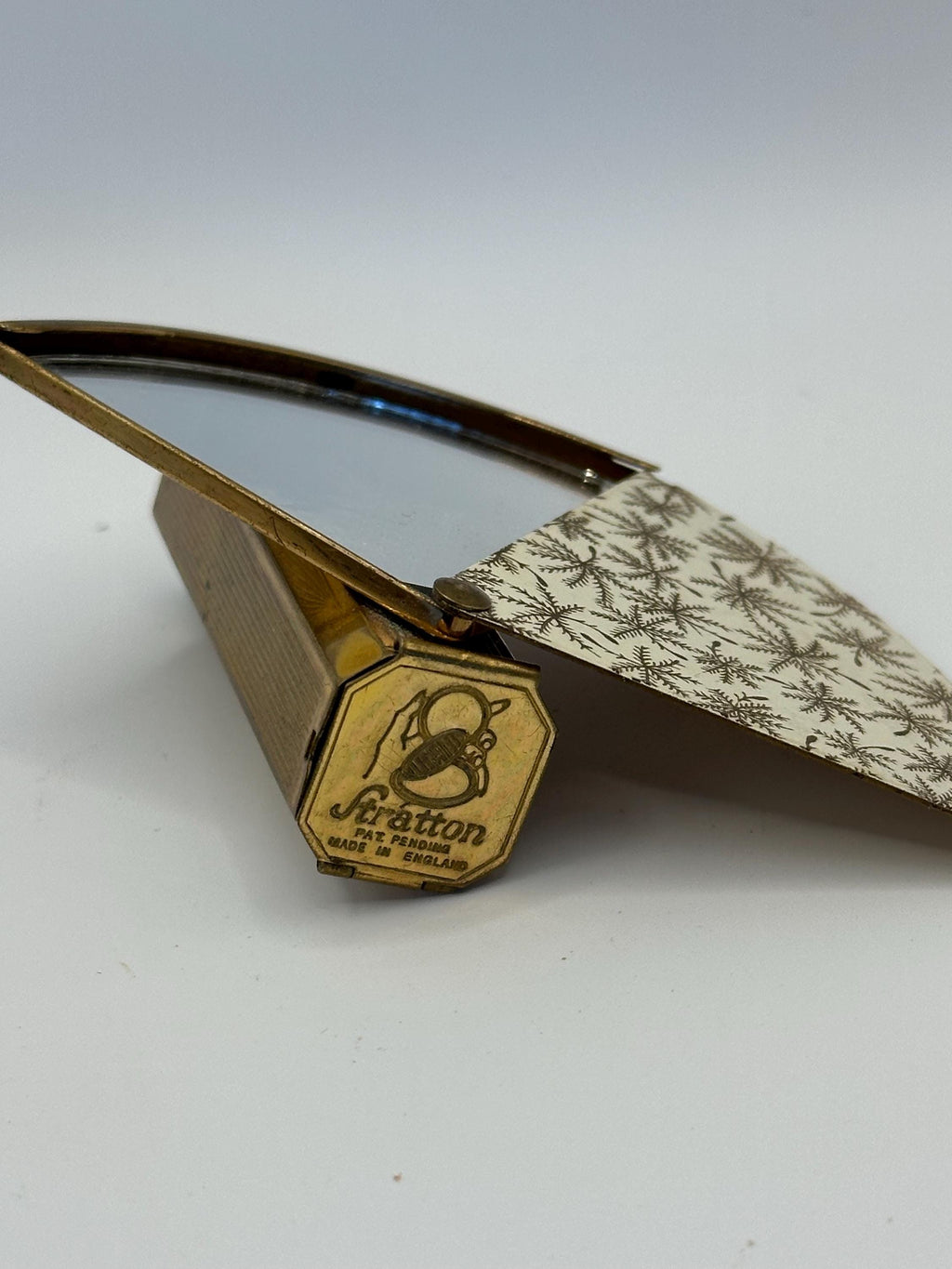 Vintage Stratton Fan-Shaped Lip View – Gold Starburst Enamel, Lipstick Holder & Mirror