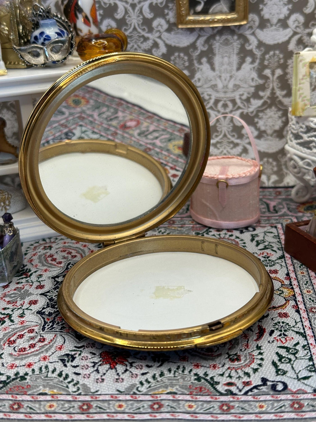 Vintage Kigu Minerva Locket Powder Compact - Rare Find with Original Appearance and Clean Interior