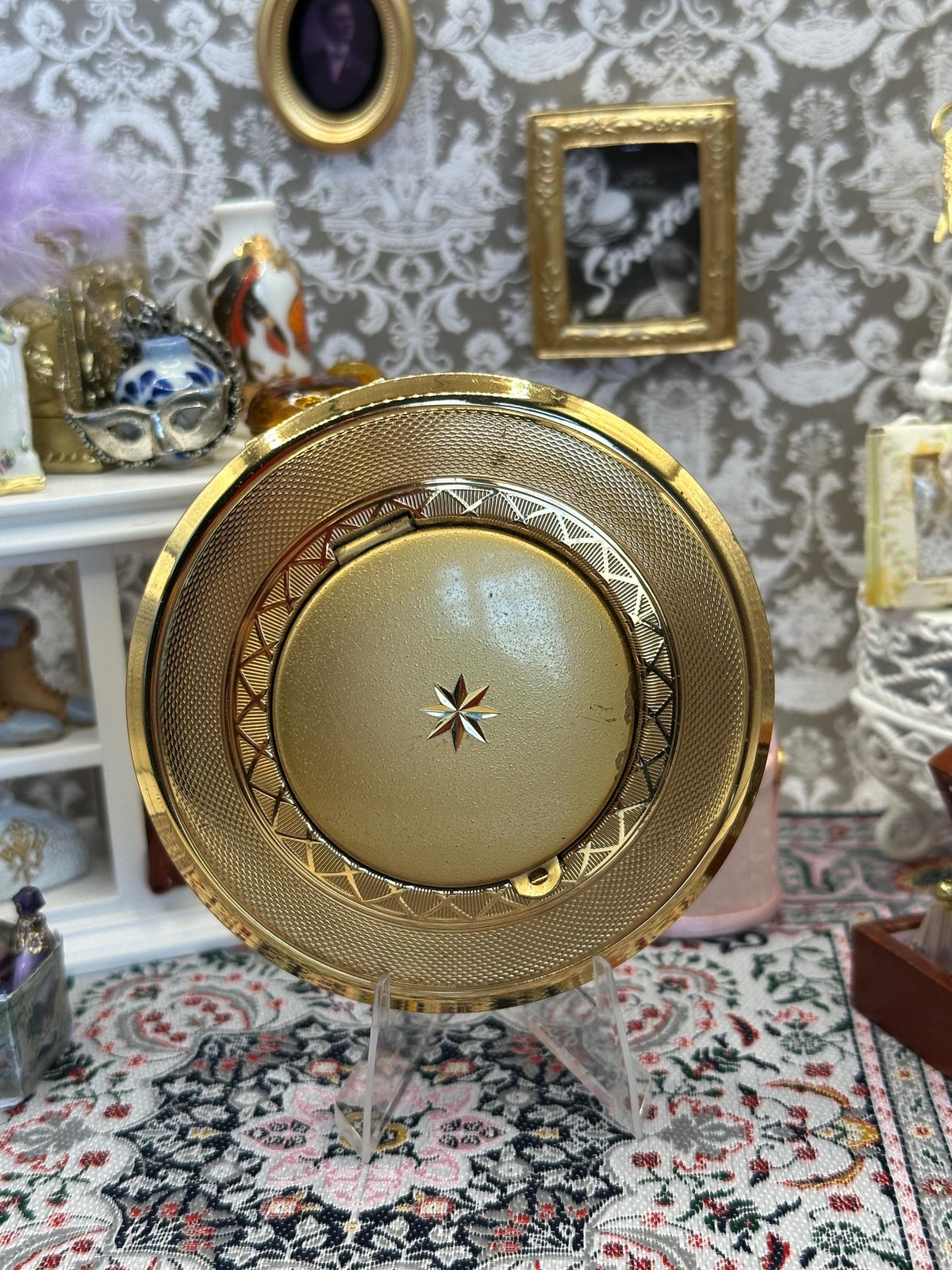Vintage Kigu Minerva Locket Powder Compact - Rare Find with Original Appearance and Clean Interior