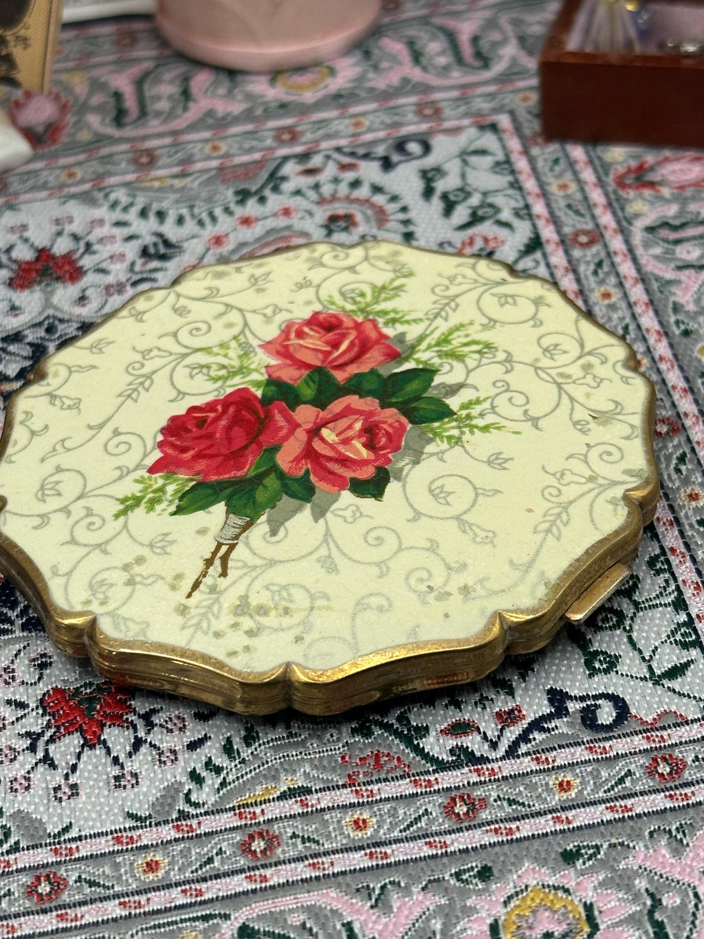 Vintage Stratton “Queen Convertible” Powder Compact – Rare Rose Bouquet, 7.5cm, Made in England