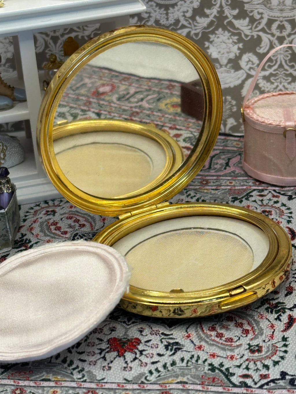 Vintage Gold & Black Powder Compact – Ornate Geometric Design, 6.5cm