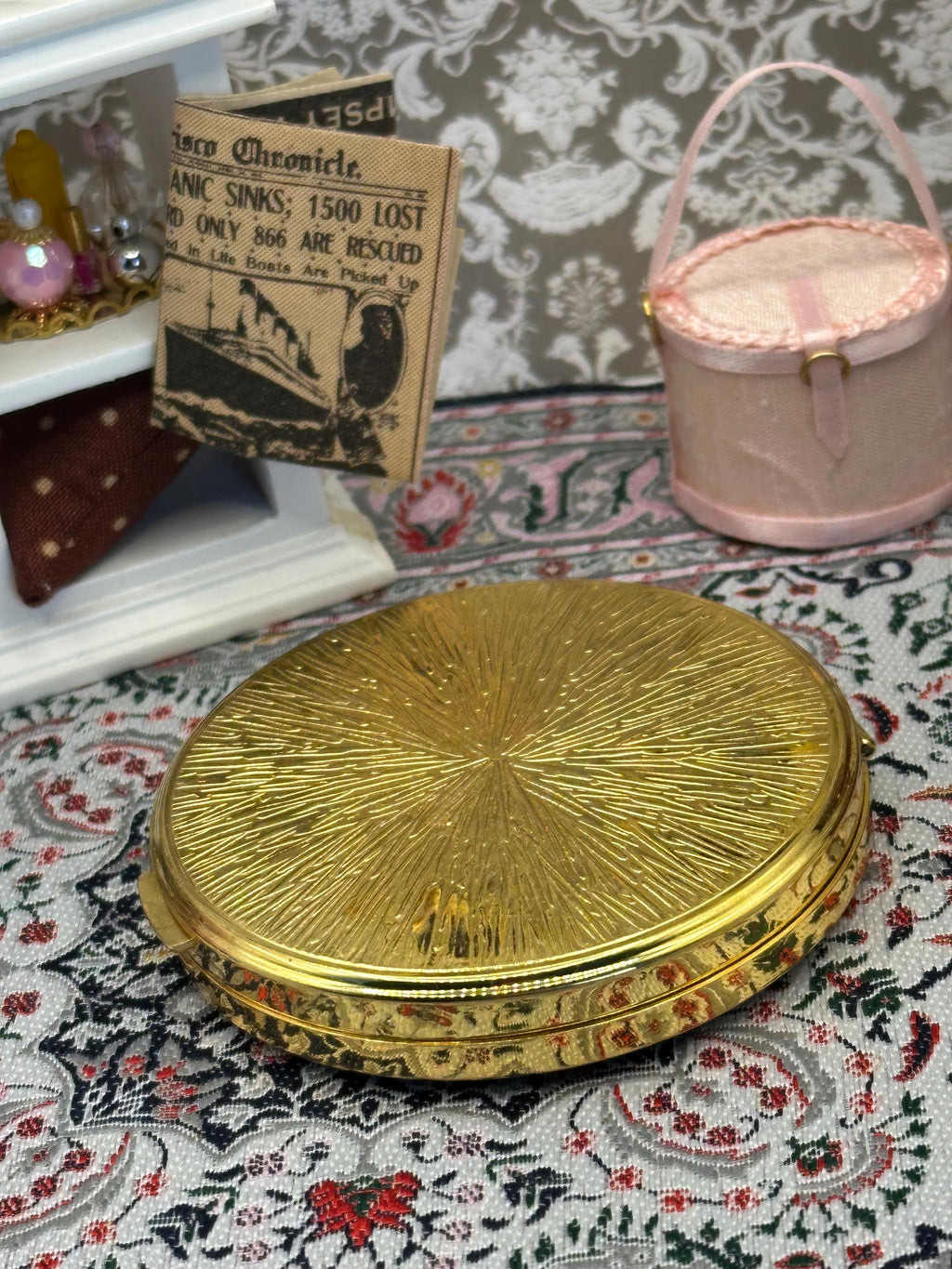 Vintage Gold & Black Powder Compact – Ornate Geometric Design, 6.5cm