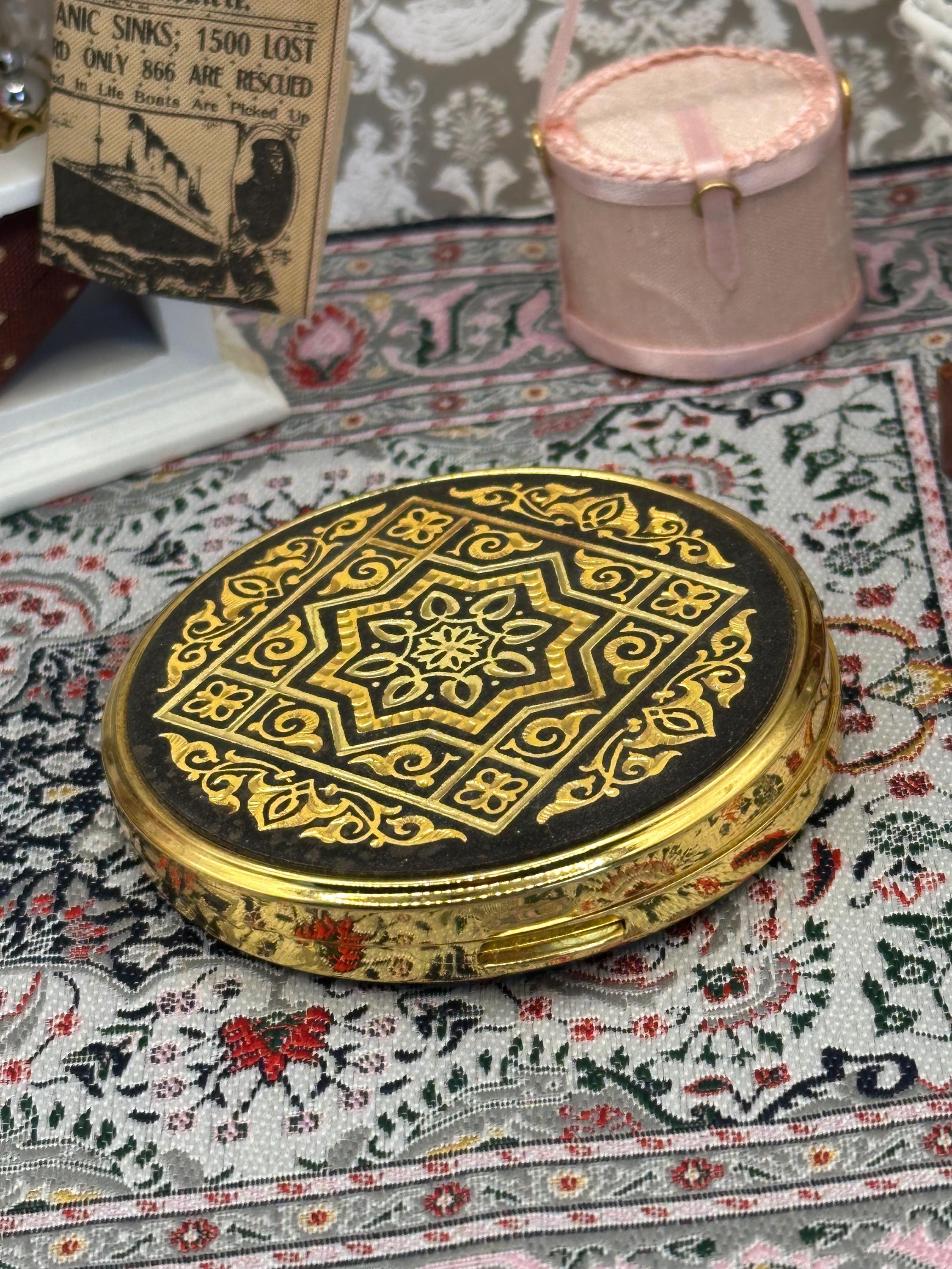 Vintage Gold & Black Powder Compact – Ornate Geometric Design, 6.5cm