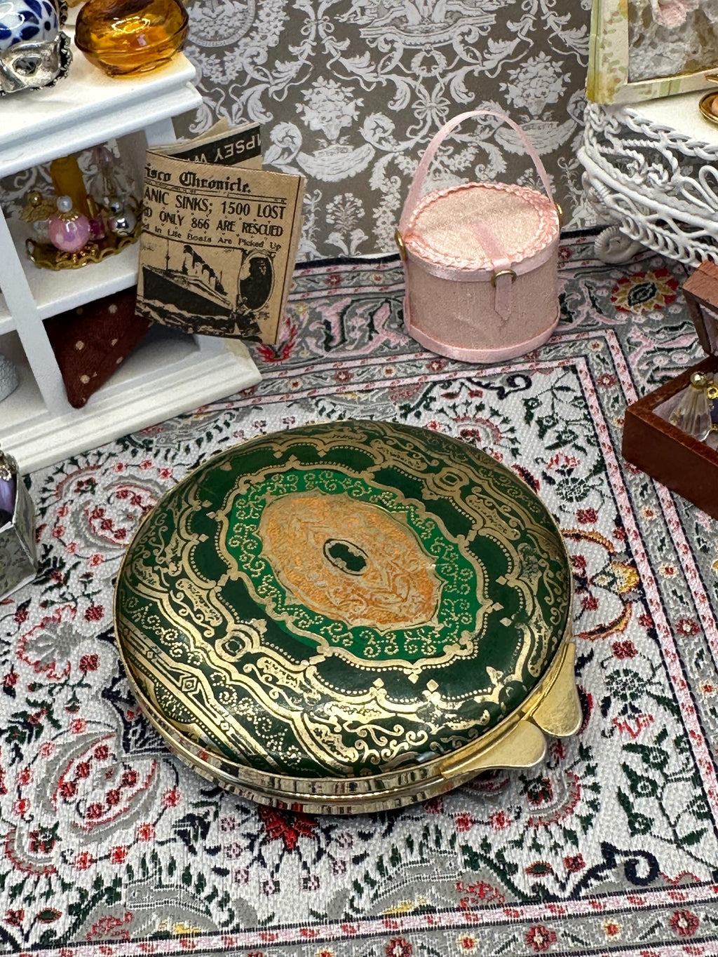 Vintage Damascene-Style Leather Powder Compact – Green, Gold & Orange, 7.5cm