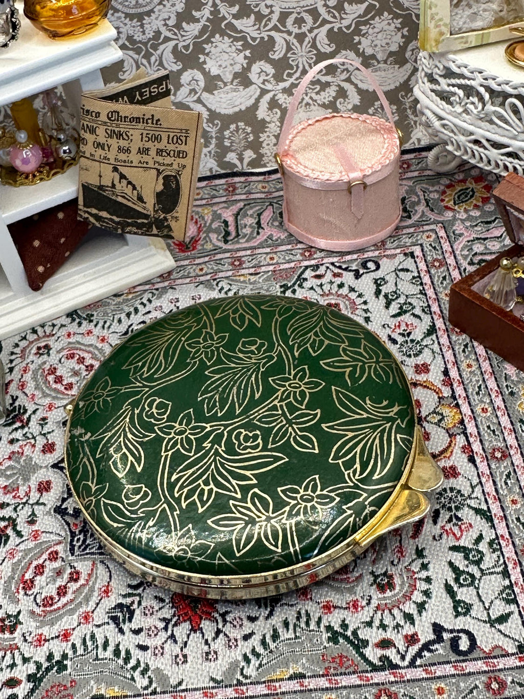 Vintage Damascene-Style Leather Powder Compact – Green, Gold & Orange, 7.5cm