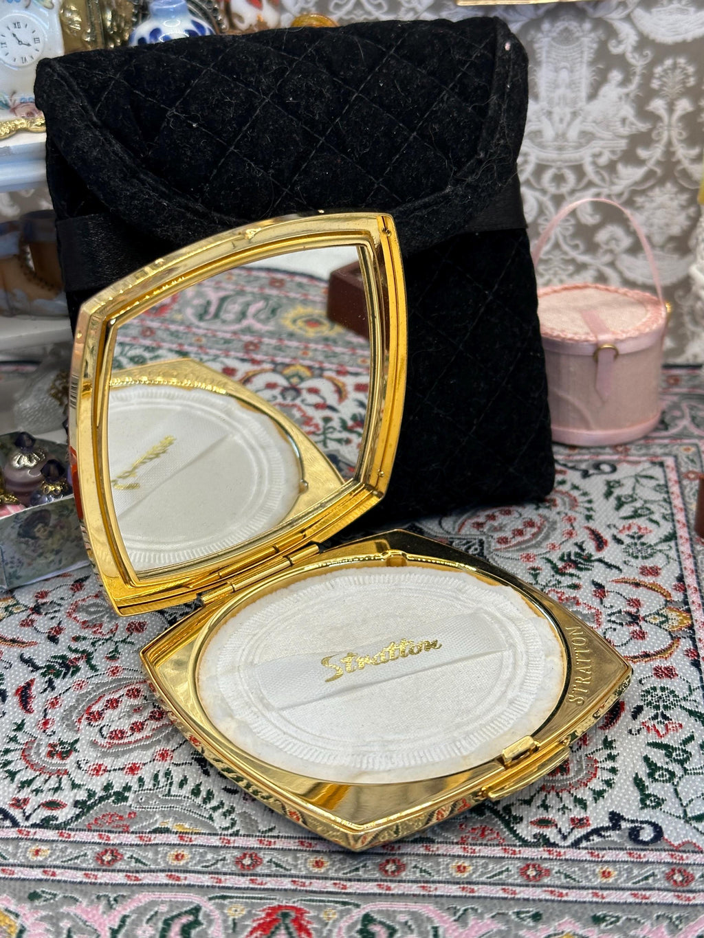 Immaculate Unused Stratton Powder Compact – Word Art Design, Original Padded Pouch