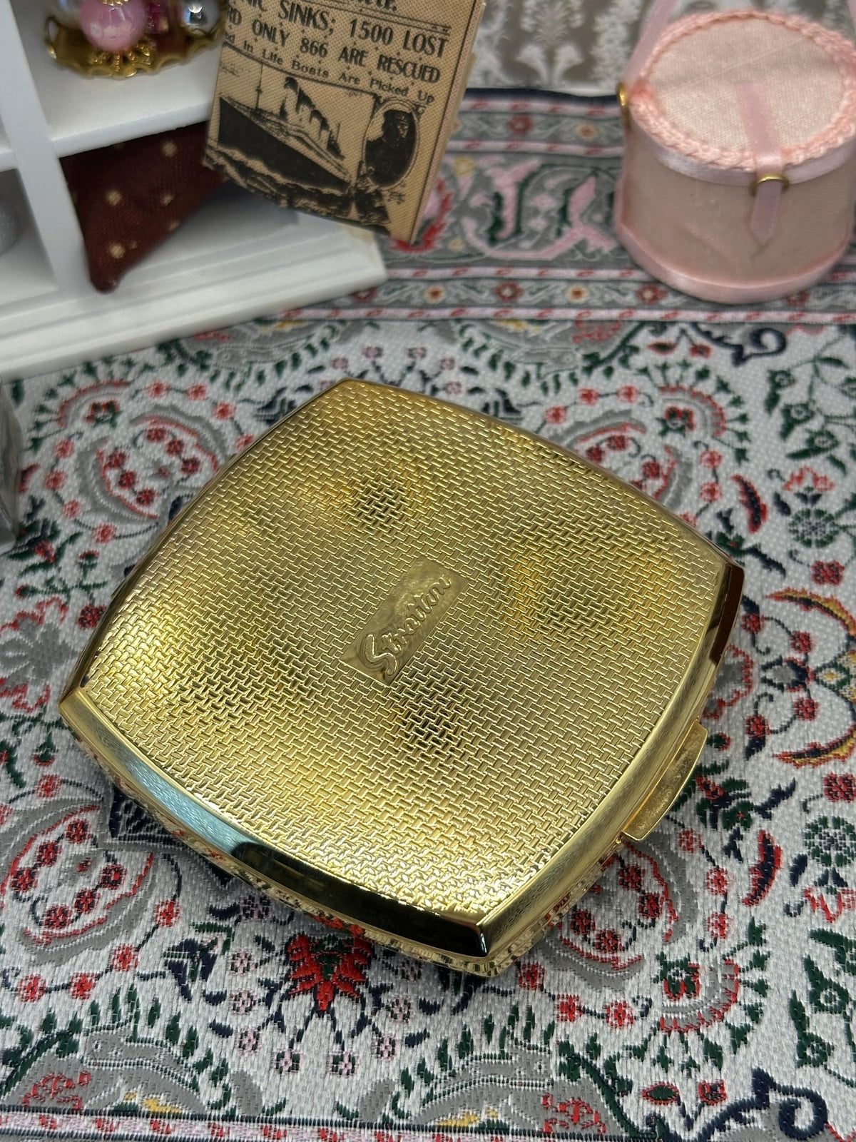 Immaculate Unused Stratton Powder Compact – Word Art Design, Original Padded Pouch