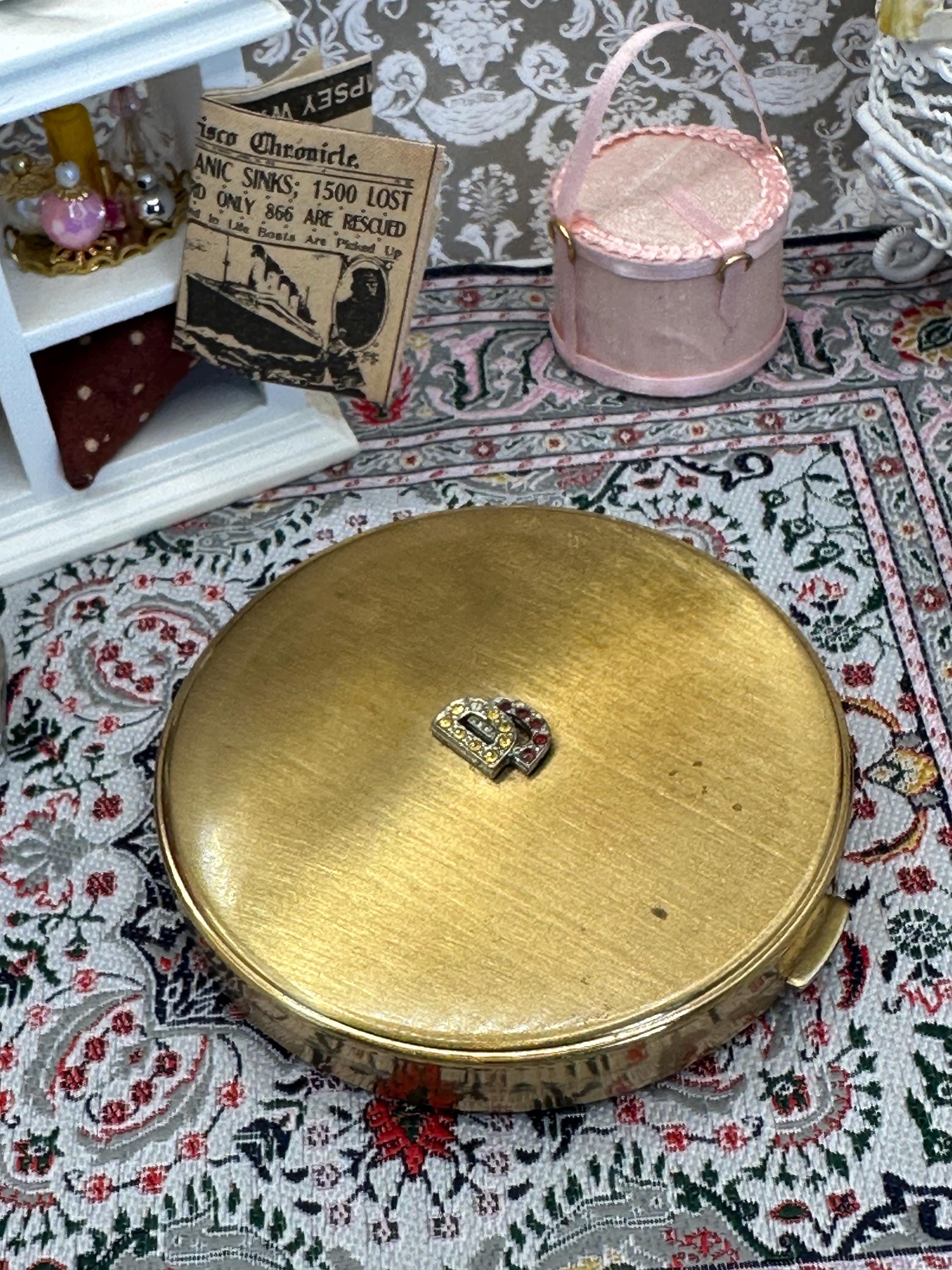 Vintage Gold-Tone Rhinestone Initial Powder Compact with Mirror – Retro Mid-Century Vanity Accessory