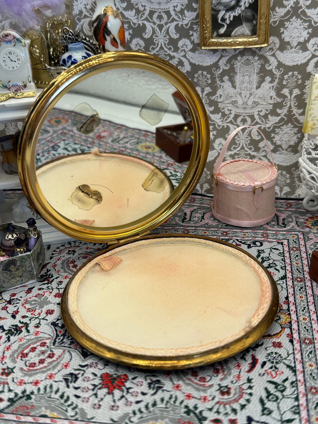 Vintage Ornate Gold-Tone Powder Compact – 9cm, Filigree Design