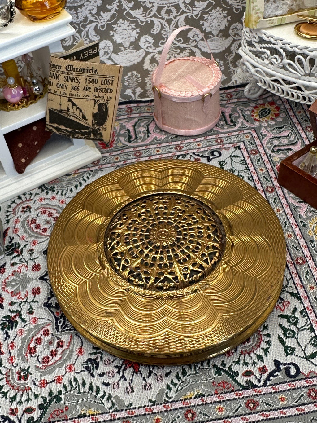 Vintage Ornate Gold-Tone Powder Compact – 9cm, Filigree Design